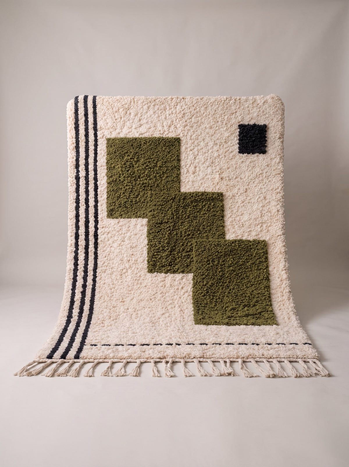 Tapis berbère graphique blanc et vert Abrid suspendu, pièce unique nouée main au Maroc