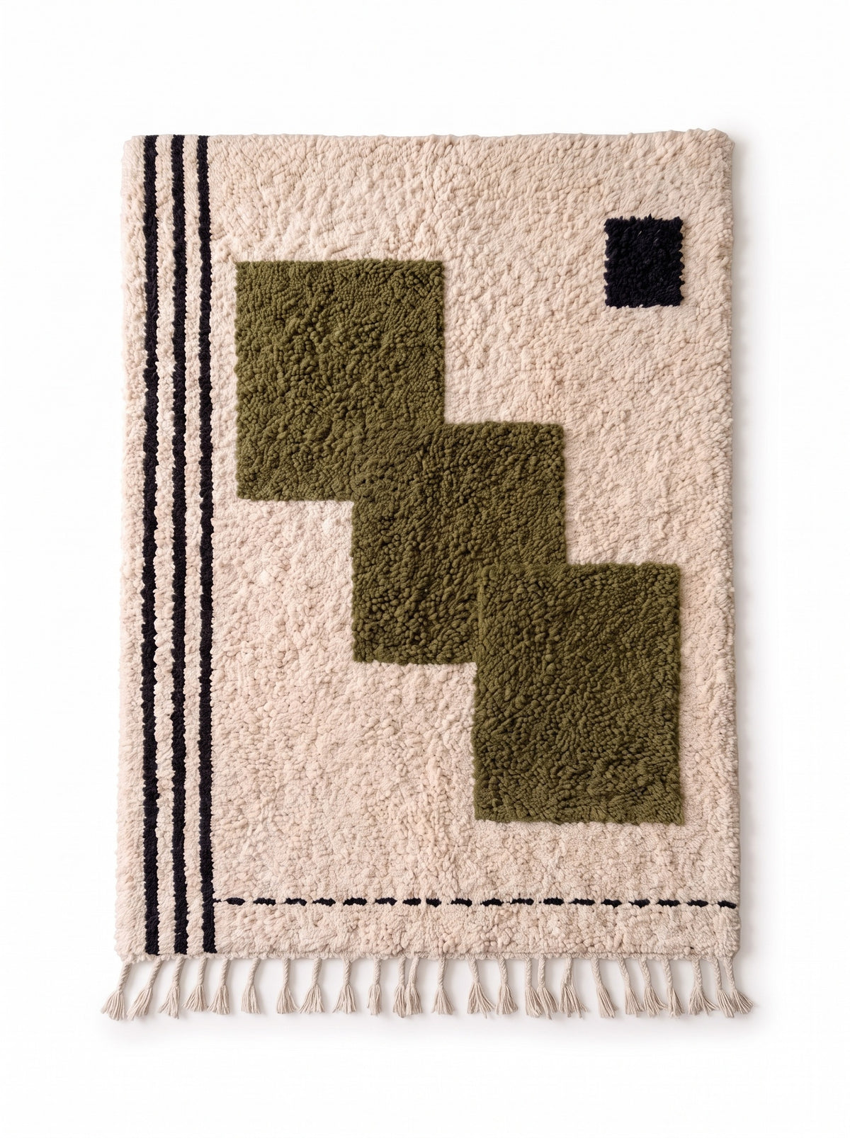 Tapis berbère graphique blanc et vert Abrid vu à plat, fond écru bouclé, trois carrés vert olive en escalier descendant