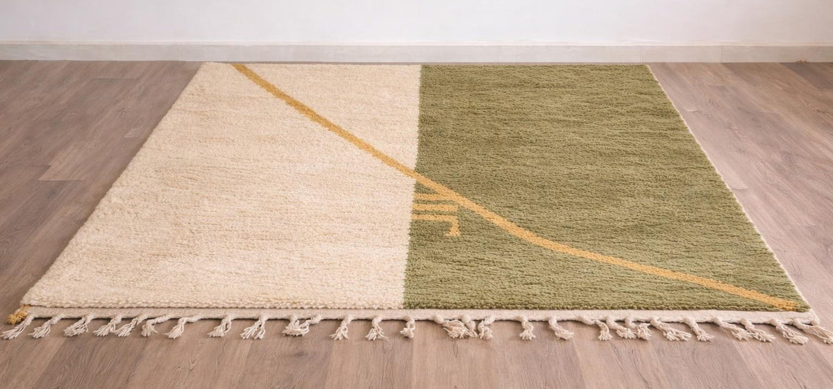 Tapis berbère graphique blanc et vert olive Tiflet posé au sol vu de côté, noué main au Maroc