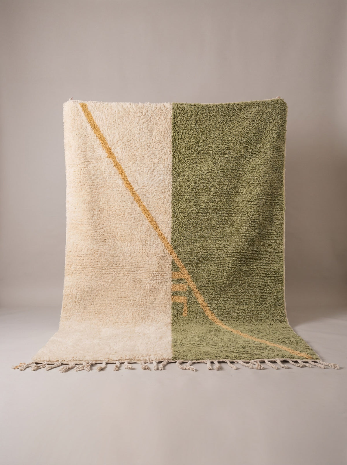 Tapis berbère graphique blanc et vert olive Tiflet suspendu, pièce unique nouée main au Maroc