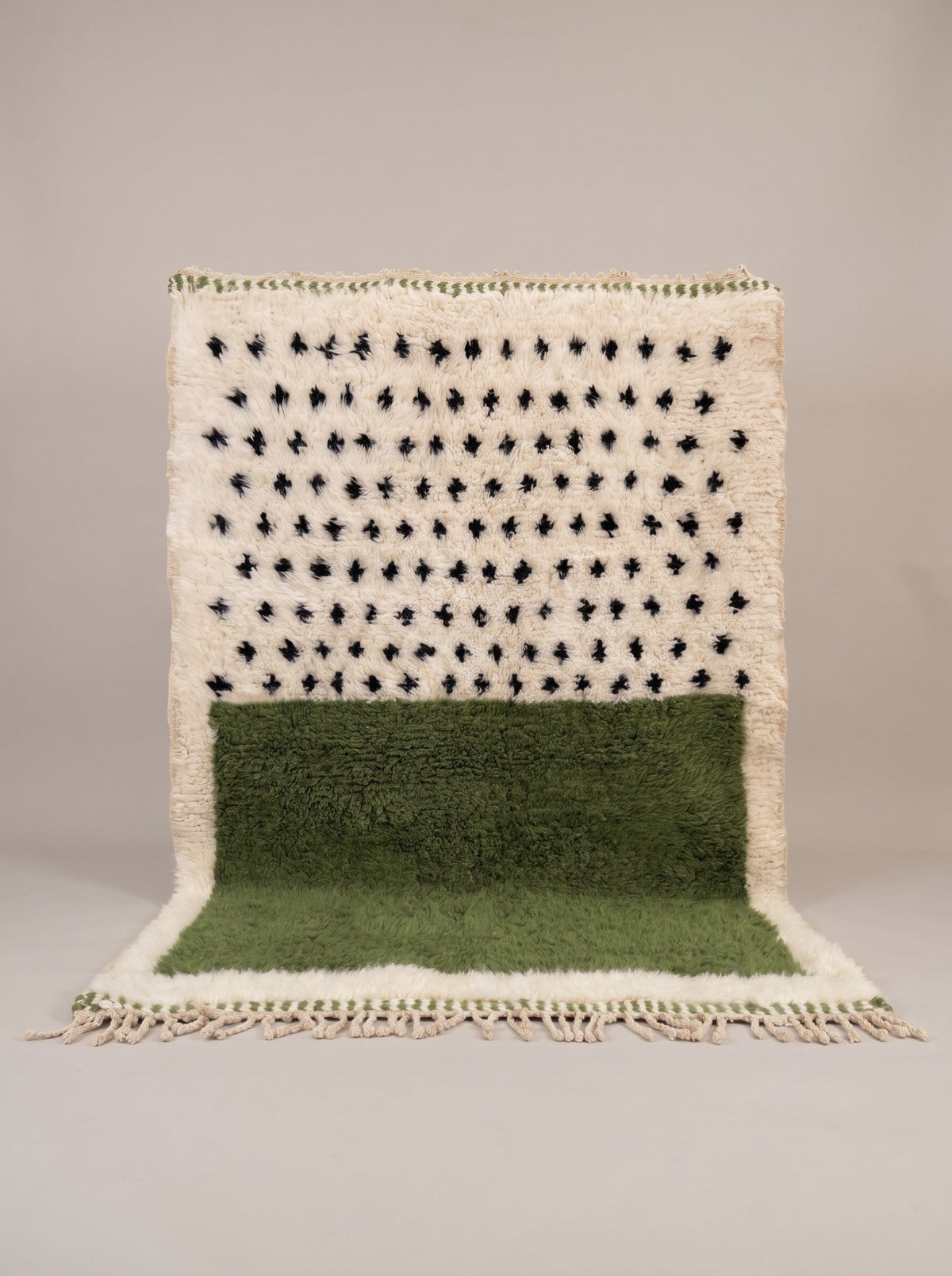 Tapis berbère graphique blanc et vert Tafniwa suspendu, pièce unique nouée main au Maroc