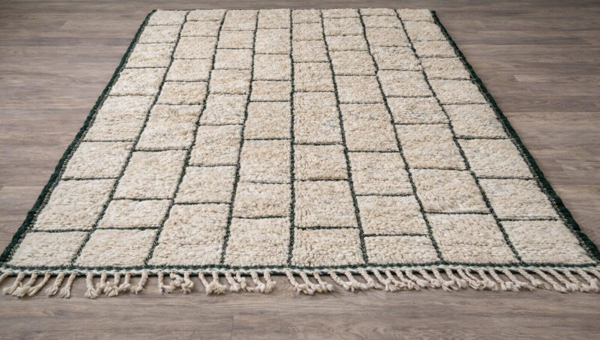 Tapis berbère graphique blanc et vert Tisent posé au sol vu de côté, noué main au Maroc