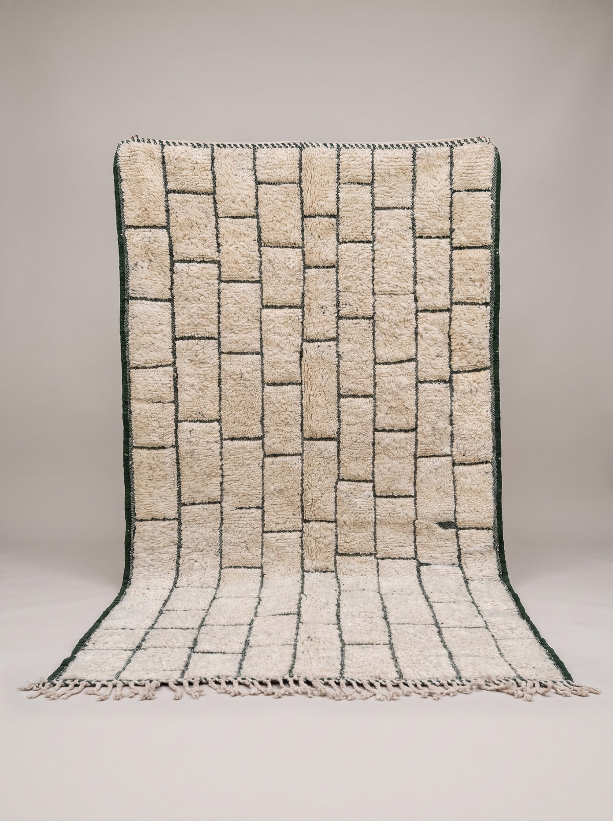 Tapis berbère graphique blanc et vert Tisent suspendu, pièce unique nouée main au Maroc