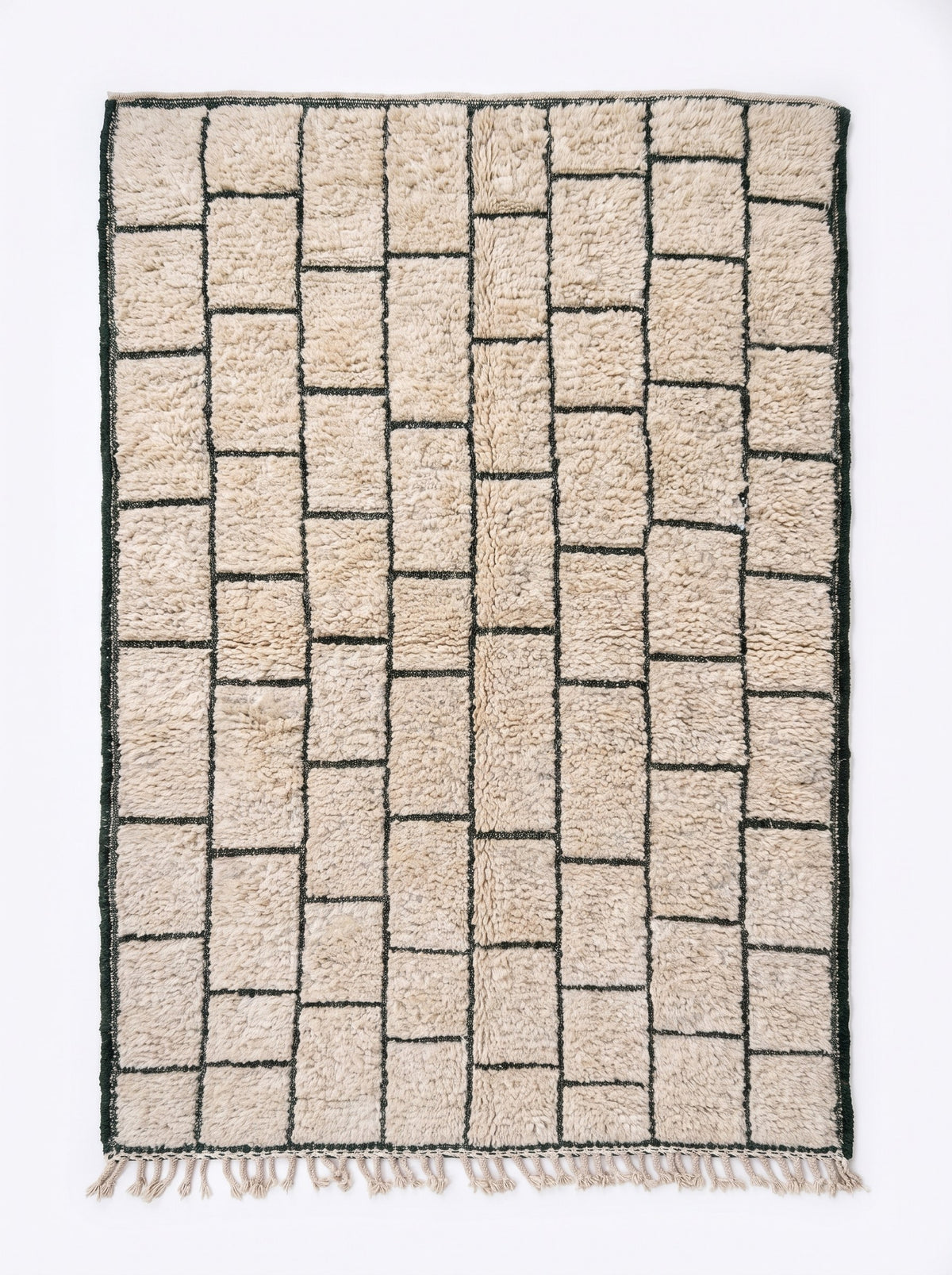 Tapis berbère graphique blanc et vert Tisent vu à plat, fond écru, grille de pavés rectangulaires disposés en quinconce
