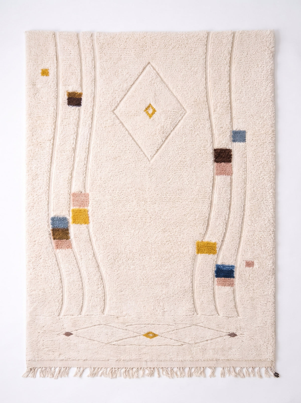 Tapis berbère graphique blanc Tawenza vu à plat, fond ivoire sculpté, deux paires de lignes ondulées en relief