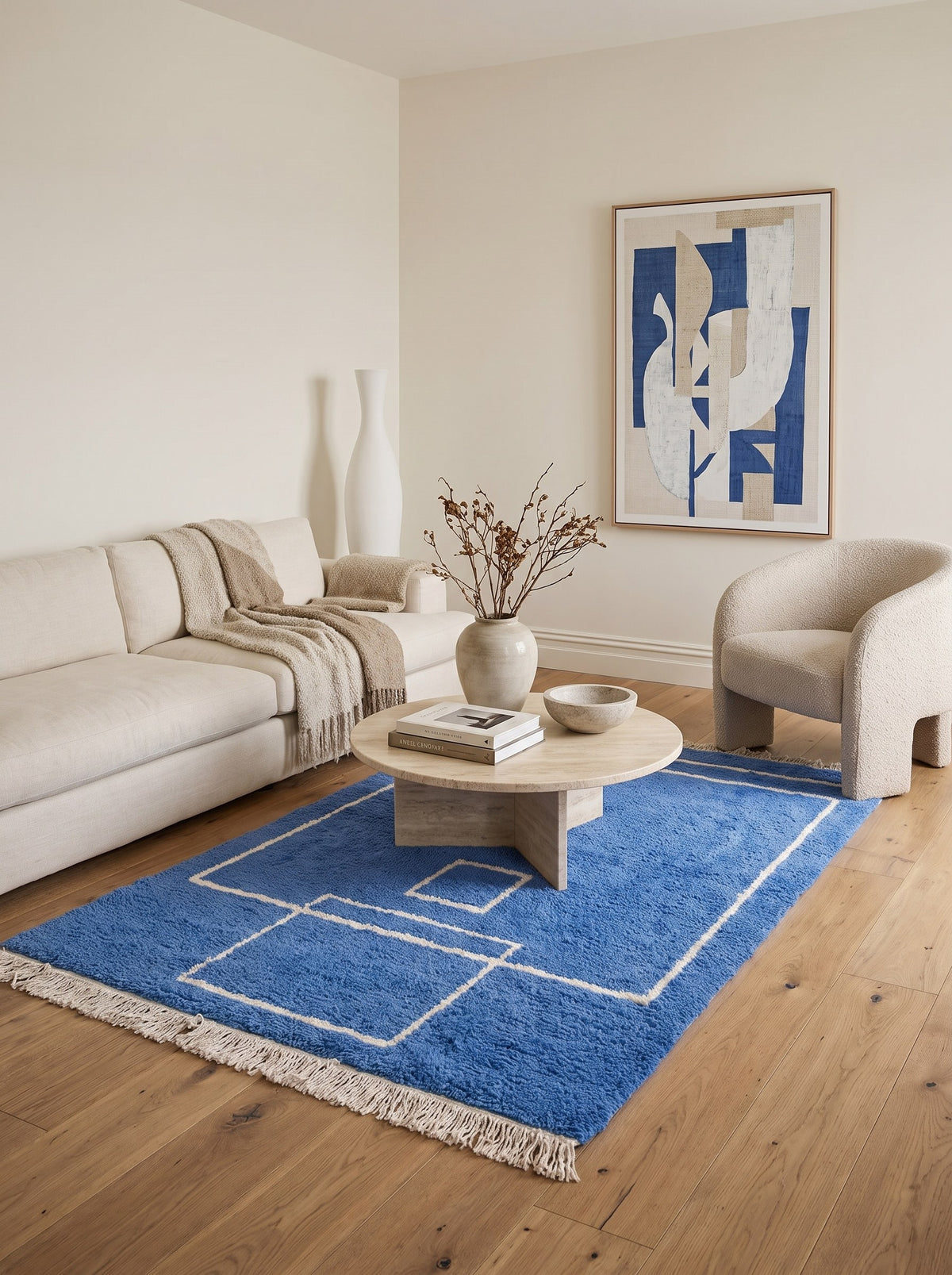 Tapis berbère graphique bleu Amdun dans un autre salon, noué main au Maroc
