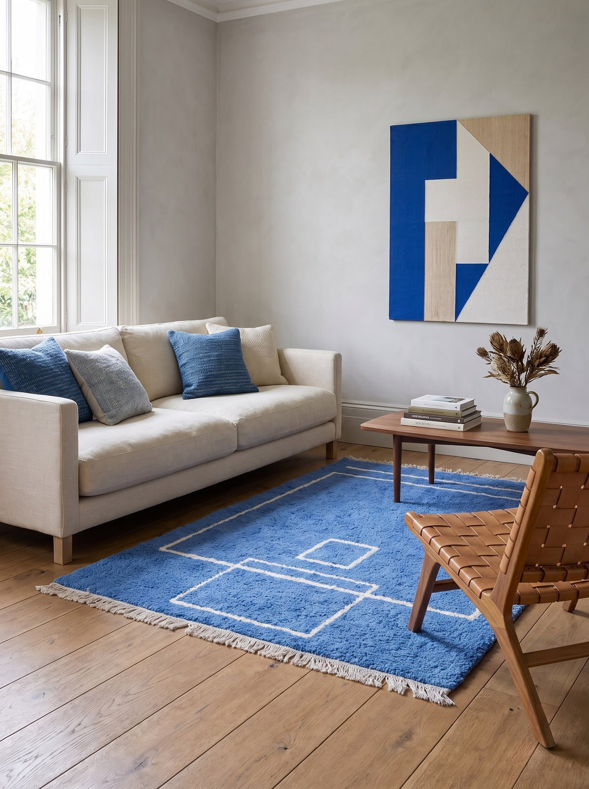 Tapis berbère graphique bleu Amdun dans un salon, noué main au Maroc