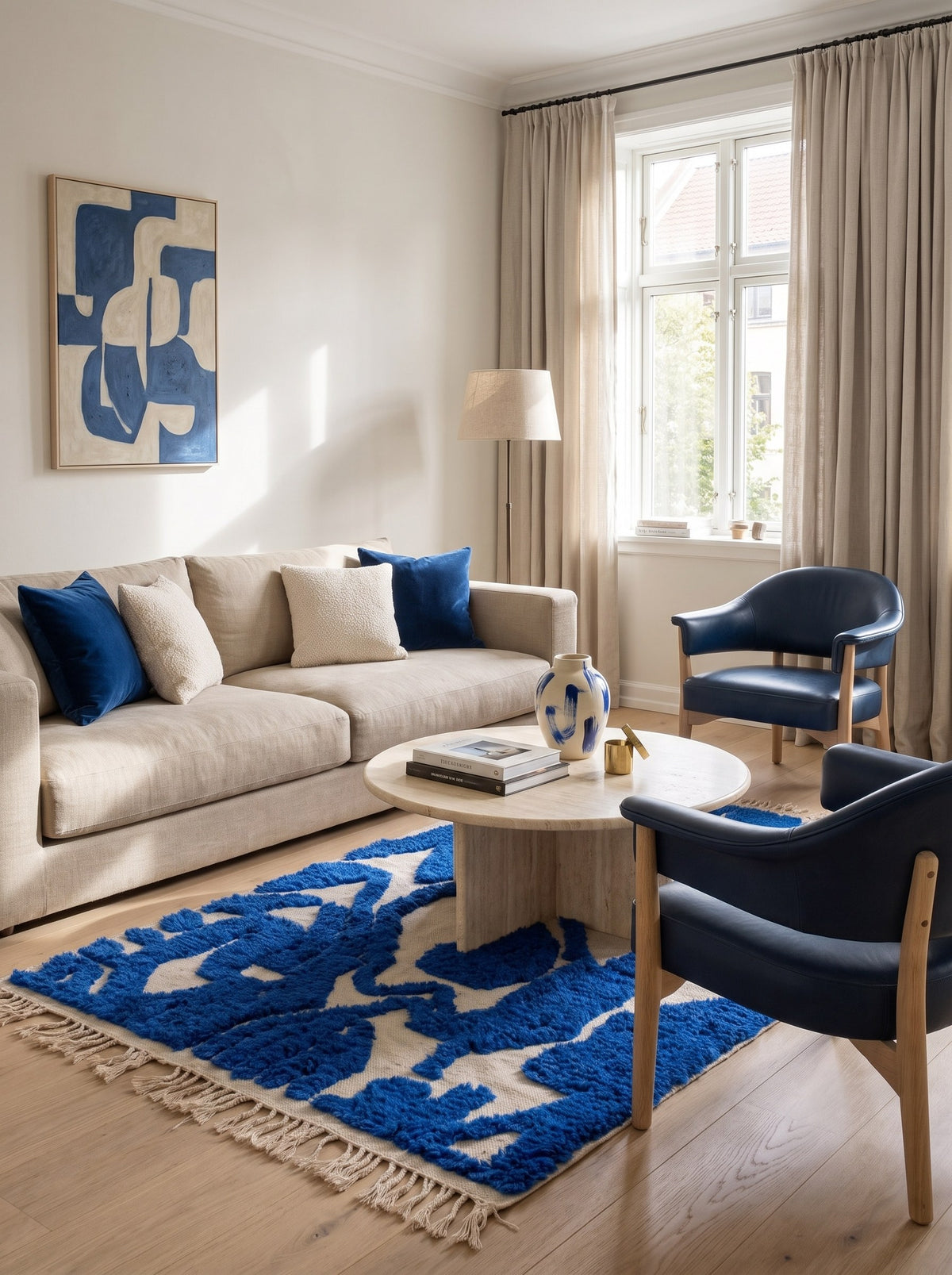 Tapis berbère graphique bleu et blanc Isli dans un autre salon, noué main au Maroc