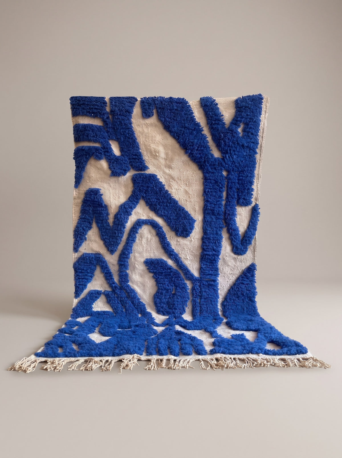 Tapis berbère graphique bleu et blanc Isli suspendu, pièce unique nouée main au Maroc