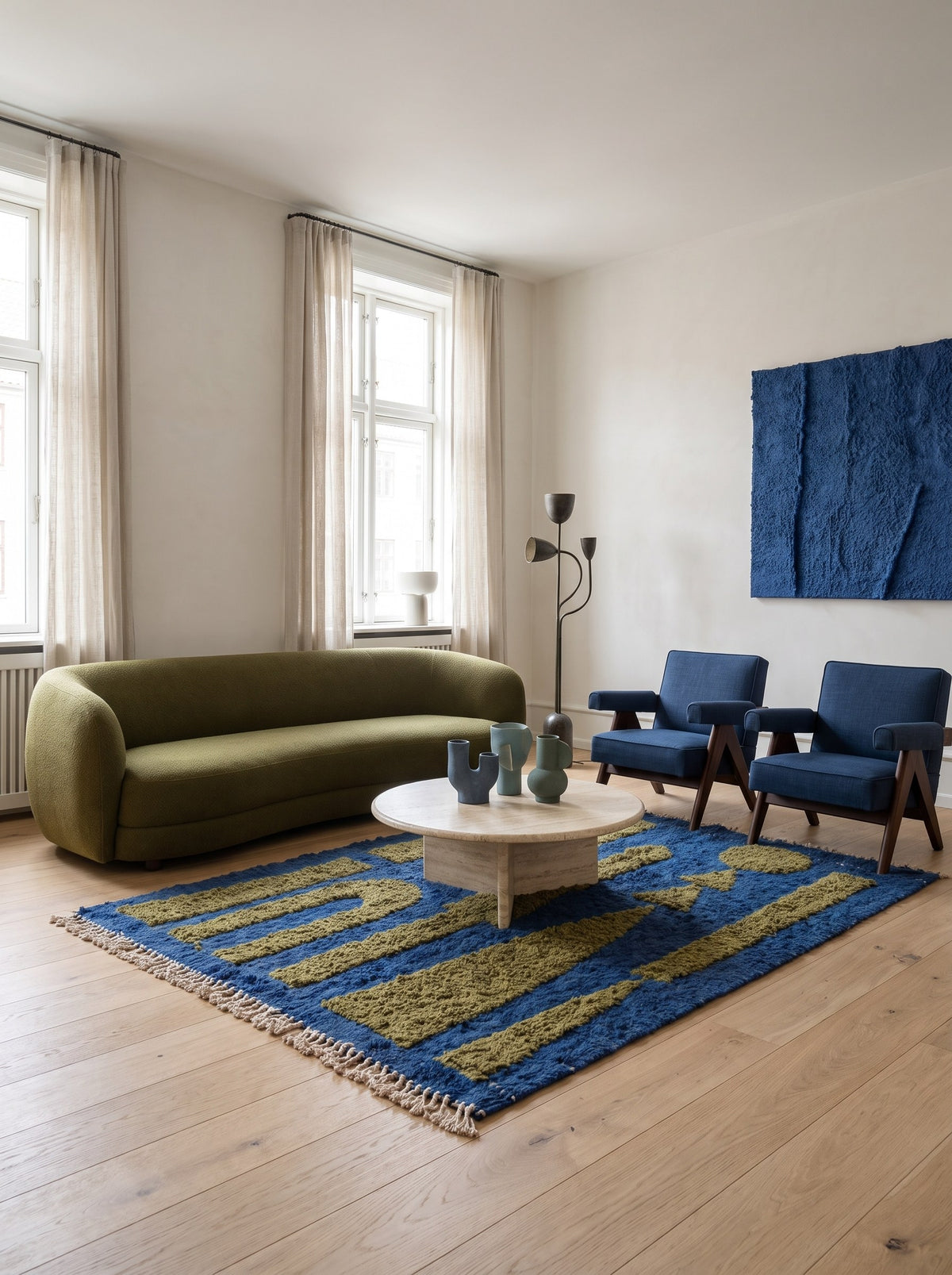 Tapis berbère graphique bleu et olive Azarwan dans un salon, noué main au Maroc