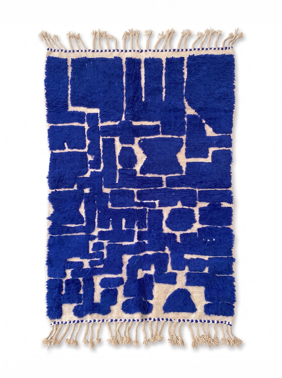 Tapis berbère graphique bleu roi Aghmat vu à plat, fond écru presque couvert de blocs bleu roi emboîtés, franges écrues