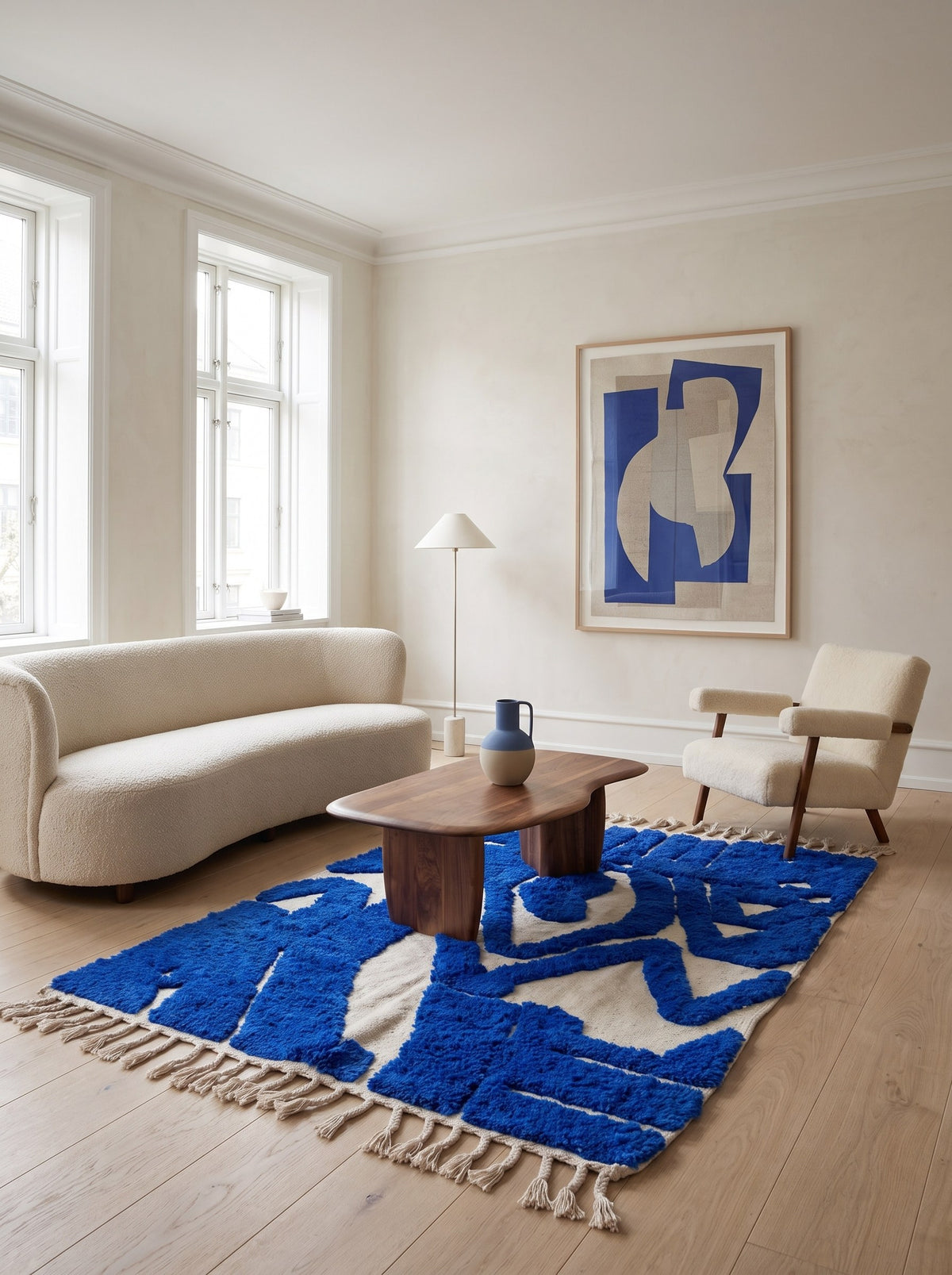 Tapis berbère graphique bleu roi Loukkos dans un salon, noué main au Maroc
