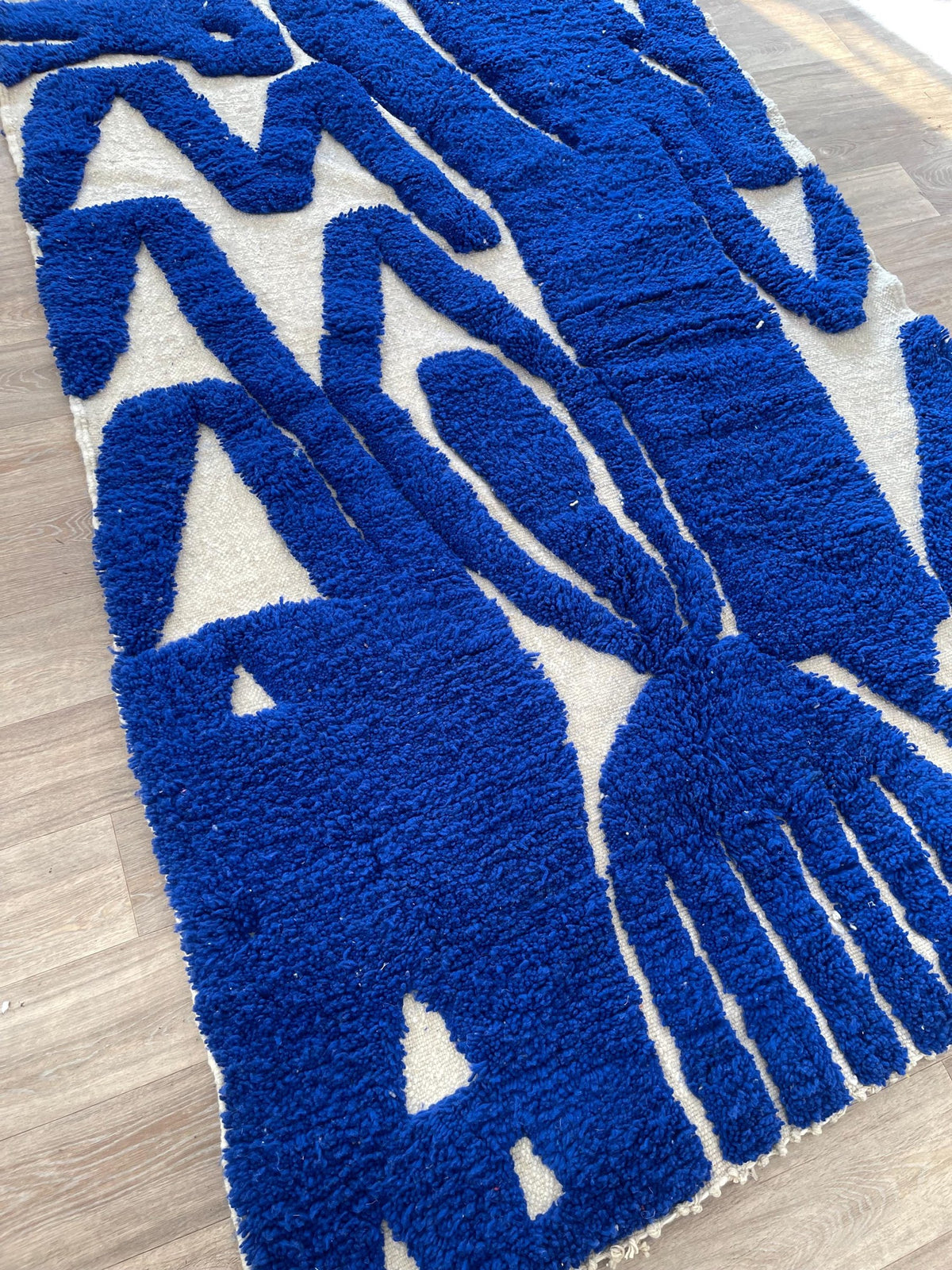 Gros plan sur un détail du tapis berbère Martil, tracé irrégulier du motif fait main