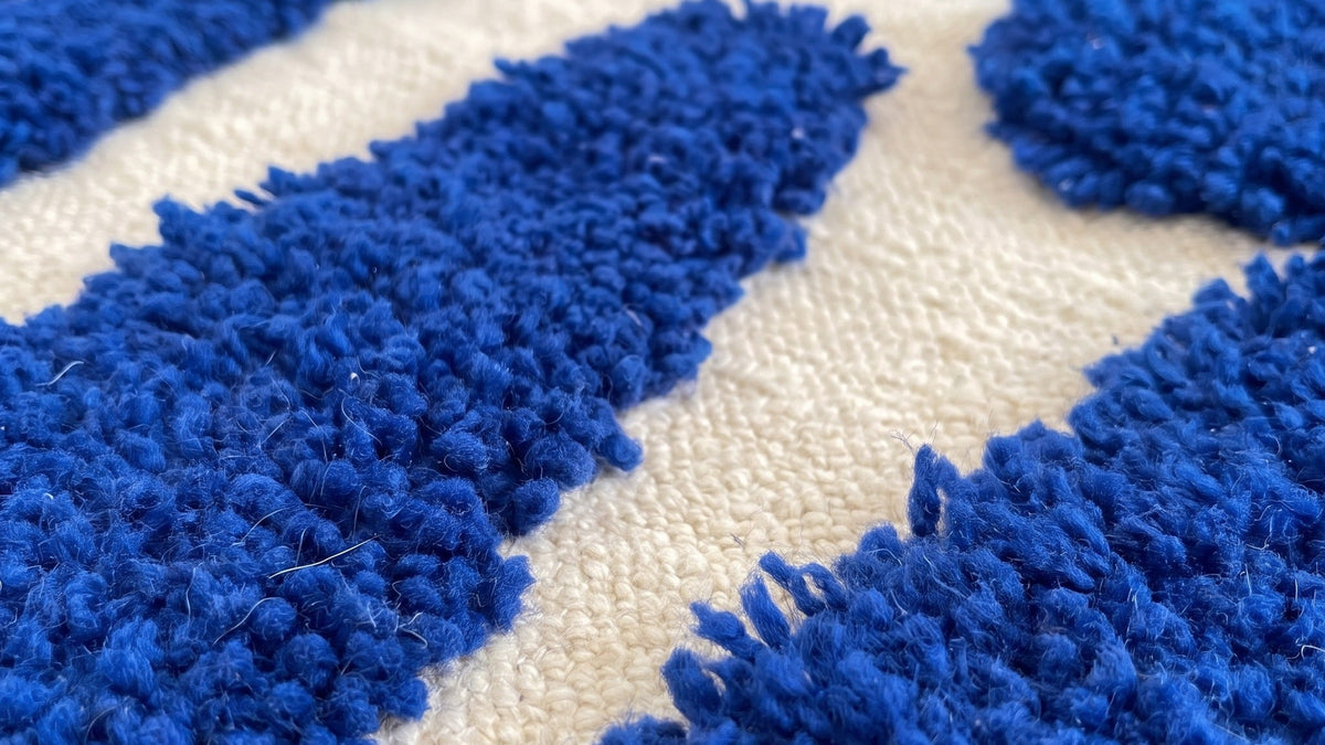 Gros plan sur la laine du tapis berbère Martil, poil bleu roi noué à la main