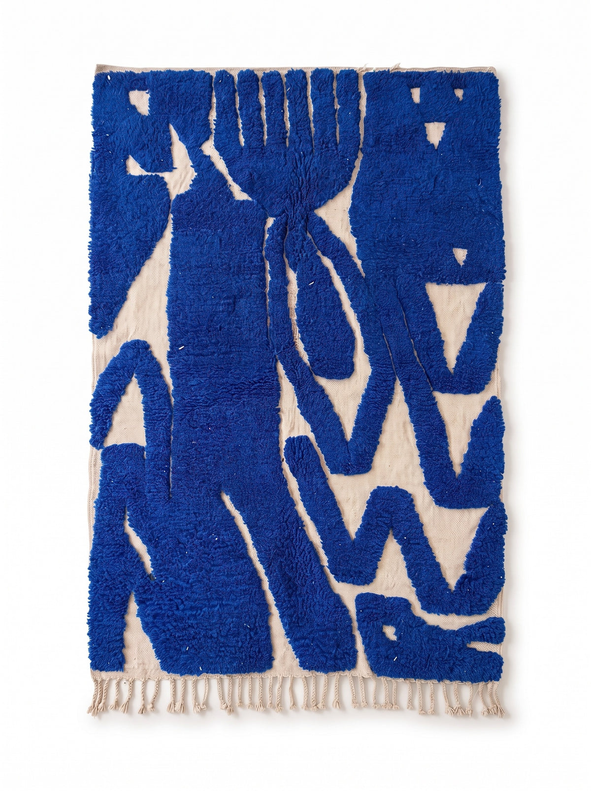 Tapis berbère graphique bleu roi Martil vu à plat, fond écru ras, formes bleu roi en relief, franges écrues en bas seulement