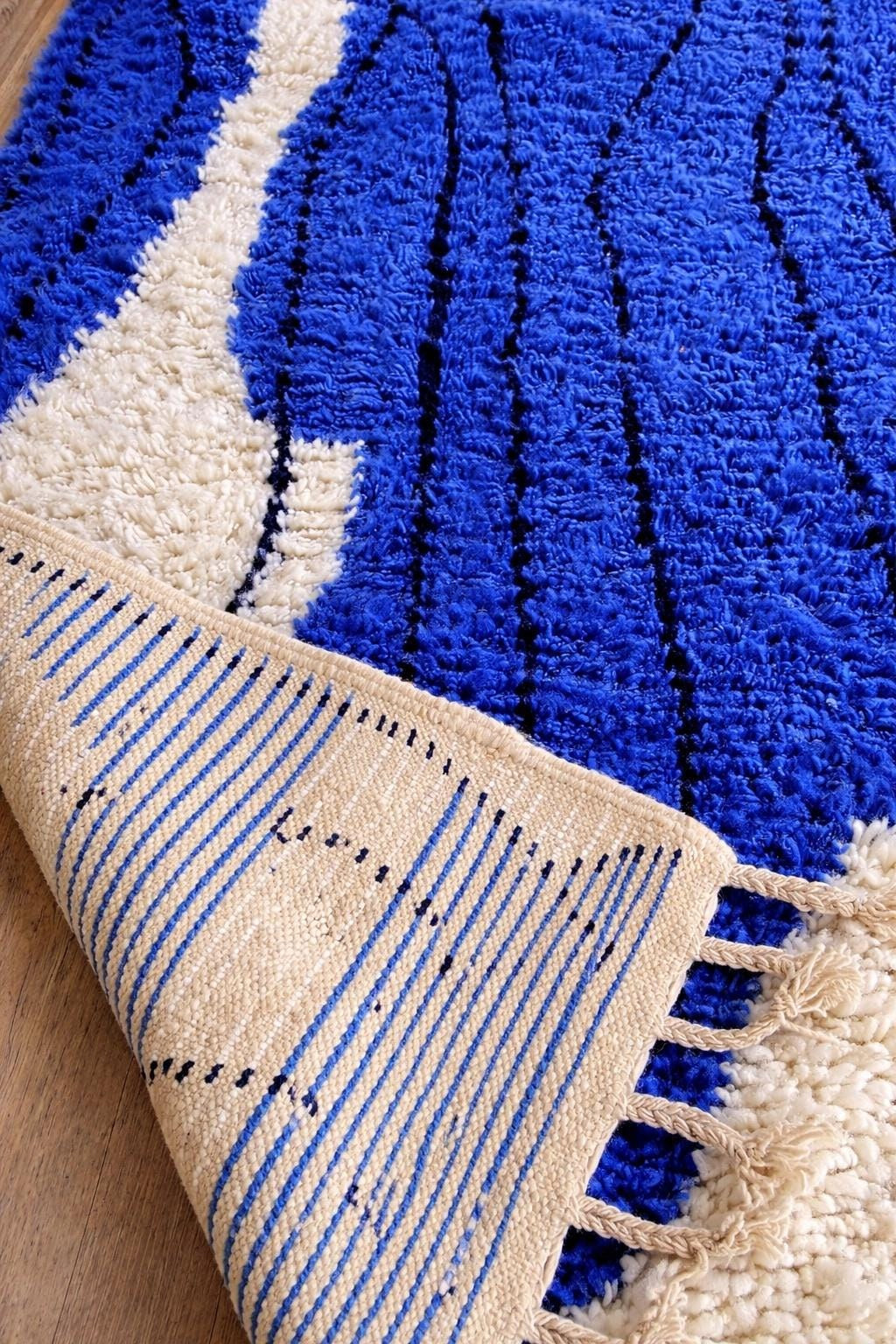 Gros plan sur l'envers du tapis berbère Tizgane, nœuds visibles sur la chaîne de coton, sans dossier