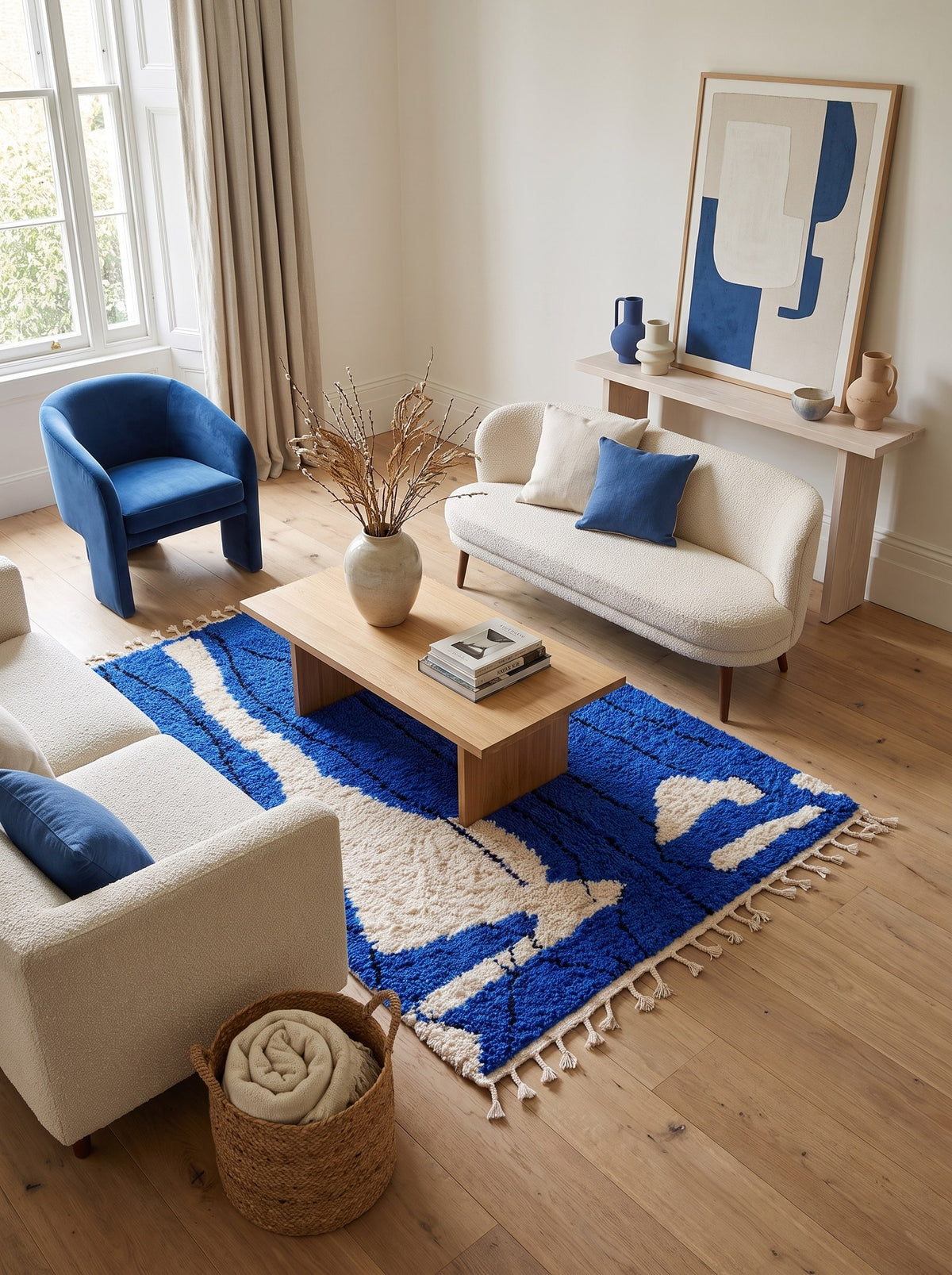 Tapis berbère graphique bleu roi Tizgane dans un salon, noué main au Maroc