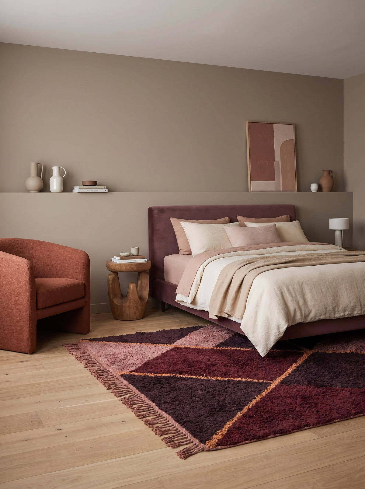 Tapis berbère graphique bordeaux et rose Amzalen dans une chambre, noué main au Maroc