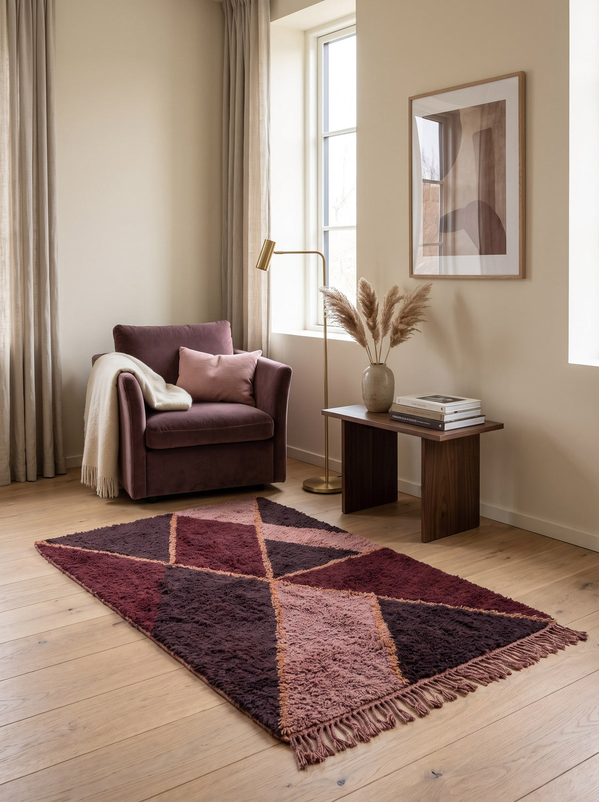 Tapis berbère graphique bordeaux et rose Amzalen dans un coin lecture, noué main au Maroc