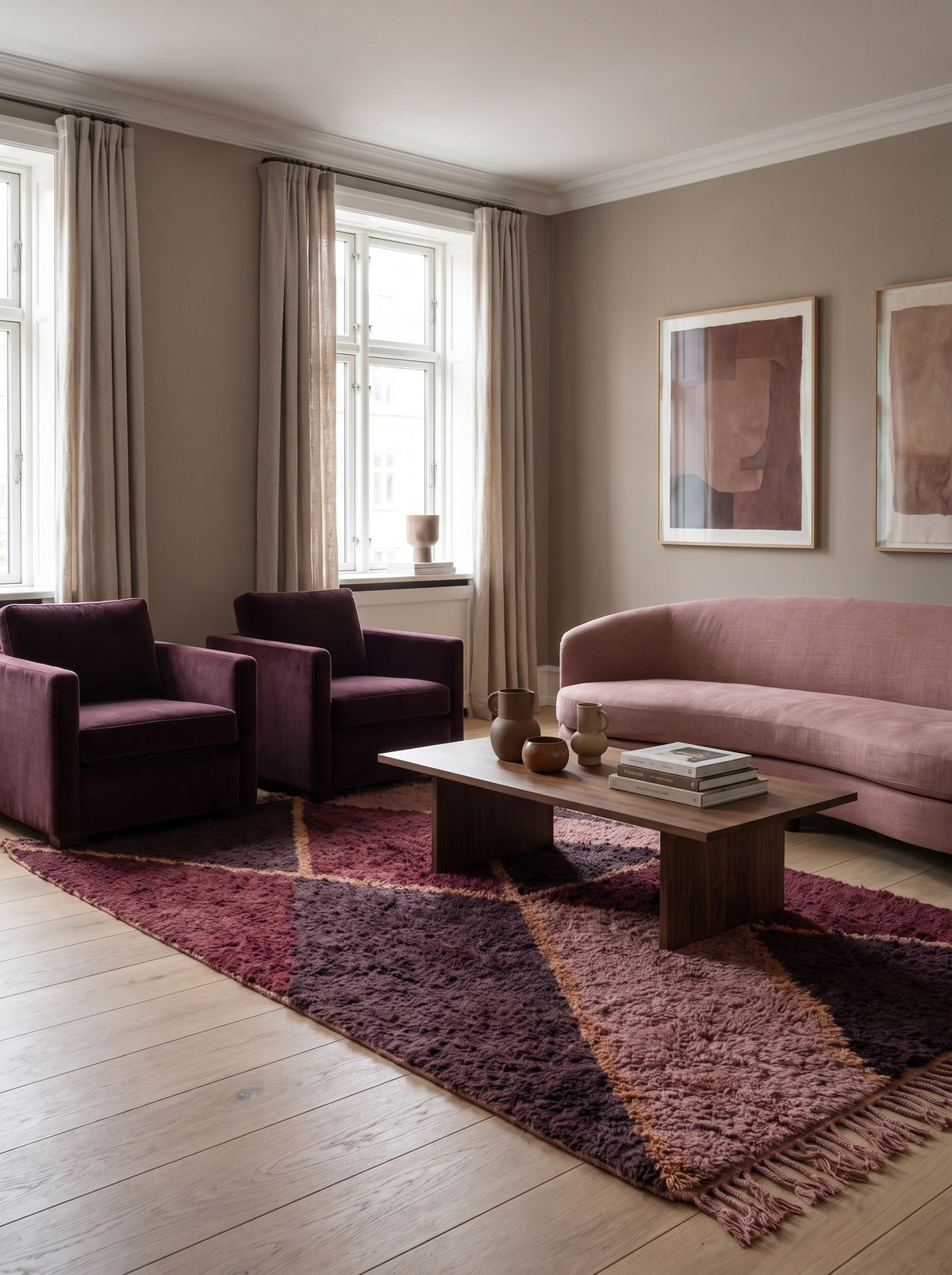 Tapis berbère graphique bordeaux et rose Amzalen dans un salon, noué main au Maroc
