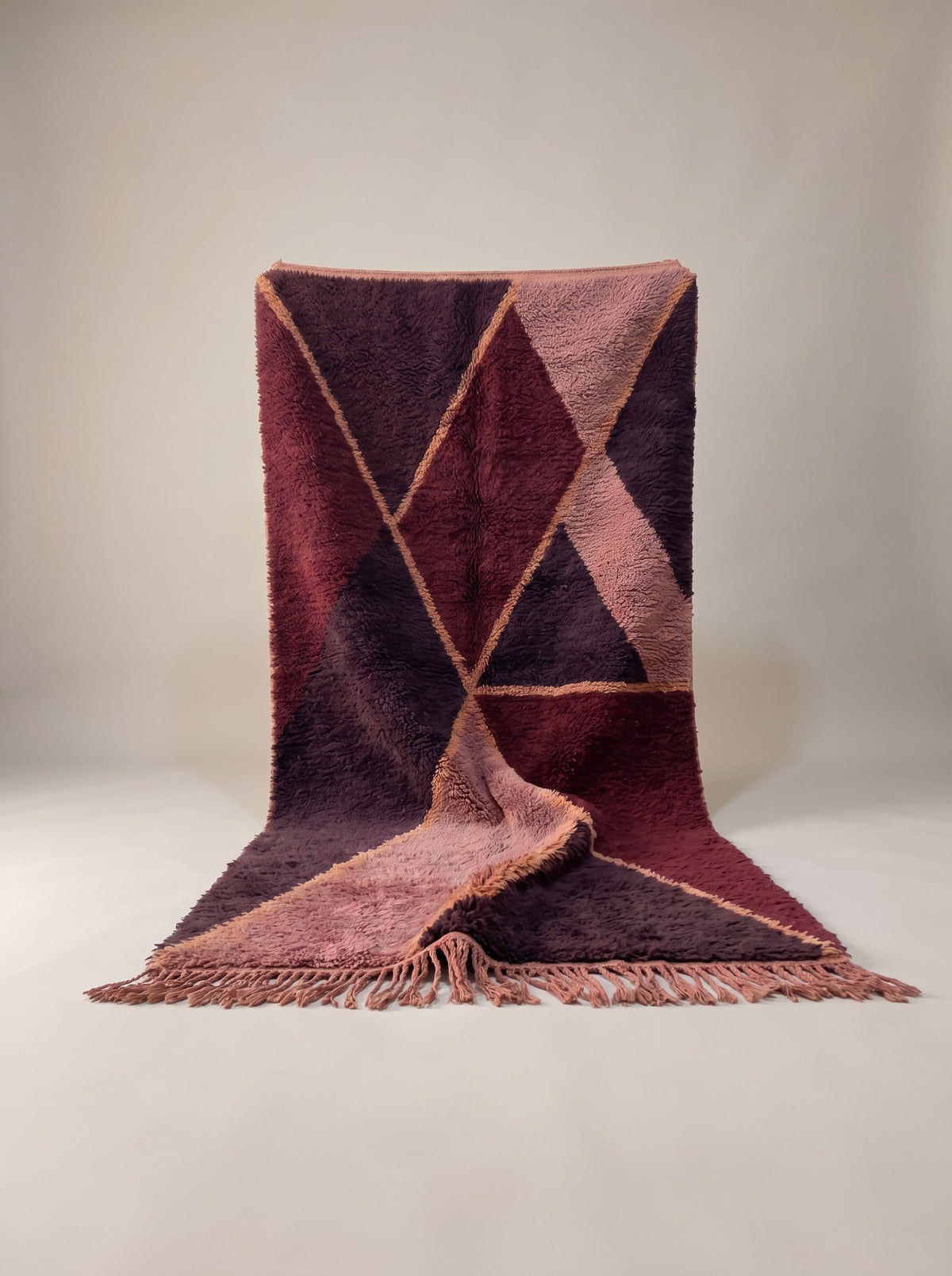 Tapis berbère graphique bordeaux et rose Amzalen suspendu, pièce unique nouée main au Maroc