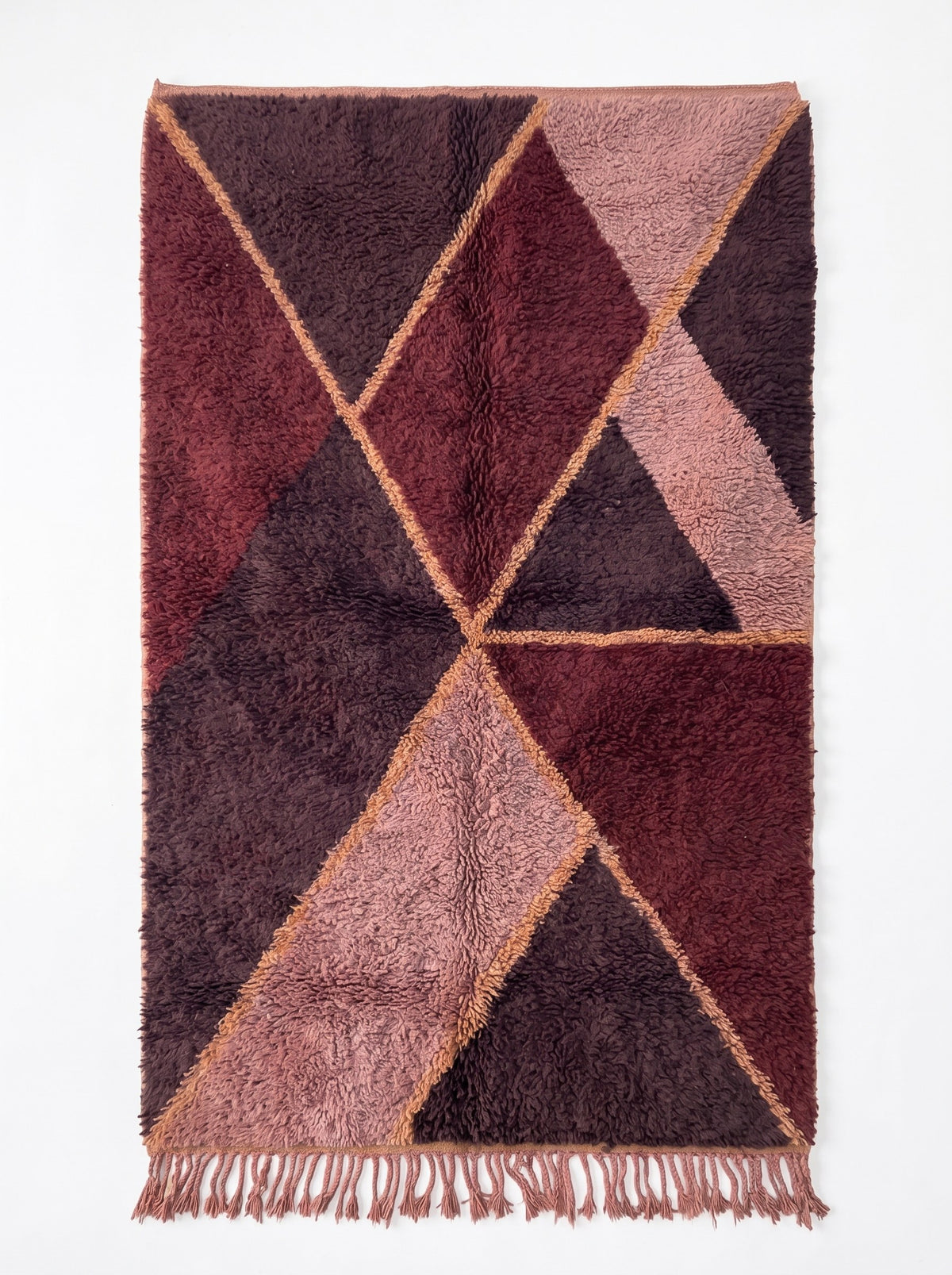 Tapis berbère graphique bordeaux et rose Amzalen vu à plat, arlequin de grands triangles à poil long