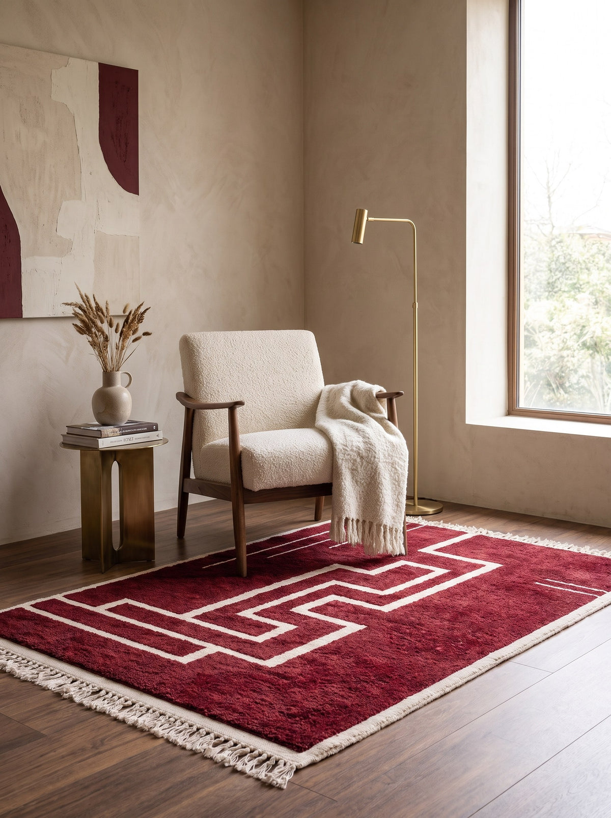 Tapis berbère graphique bordeaux Kalah dans un coin lecture, noué main au Maroc