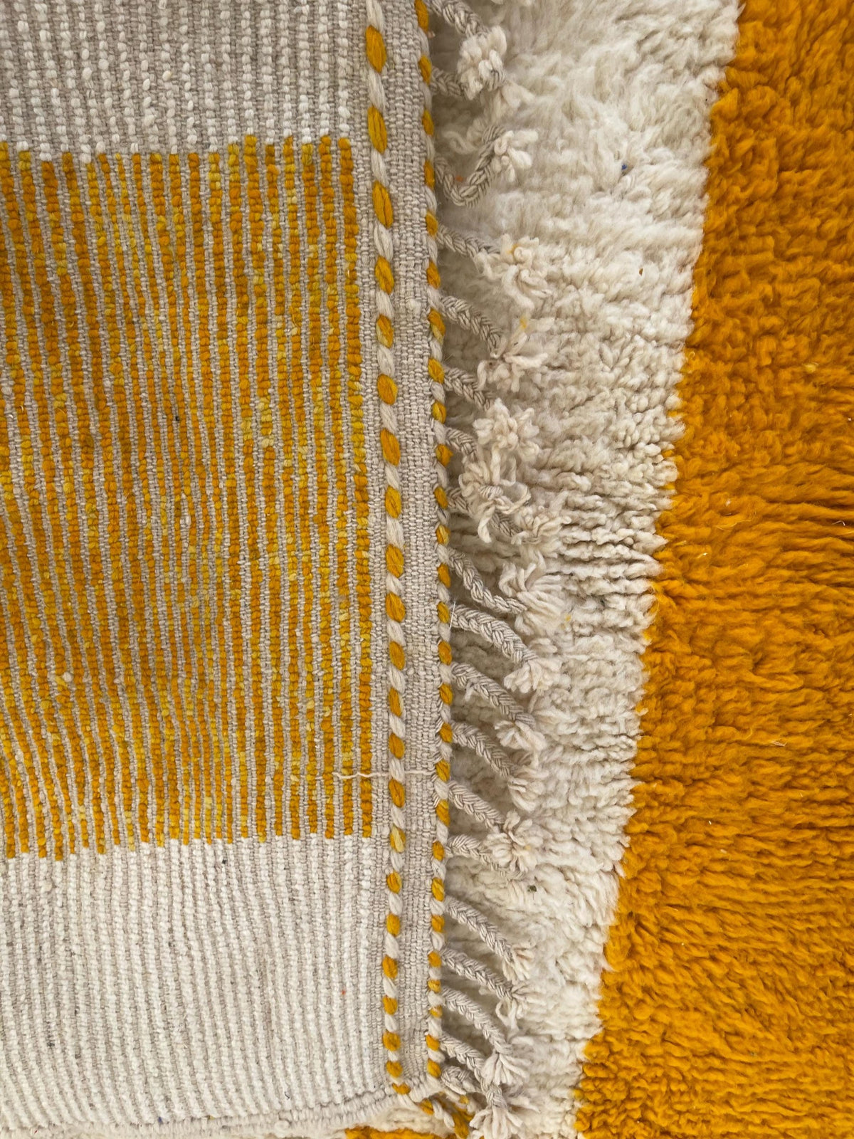 Gros plan sur l'envers du tapis berbère Midelt, dos tissé qui montre le travail fait main