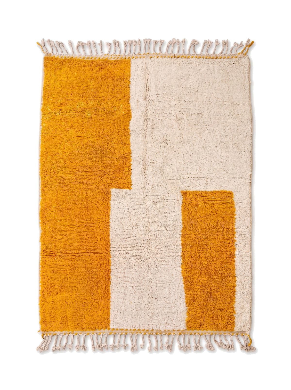 Tapis berbère graphique moutarde et blanc Midelt vu à plat, fond ivoire à poil long, à gauche bande safran pleine, franges écrues