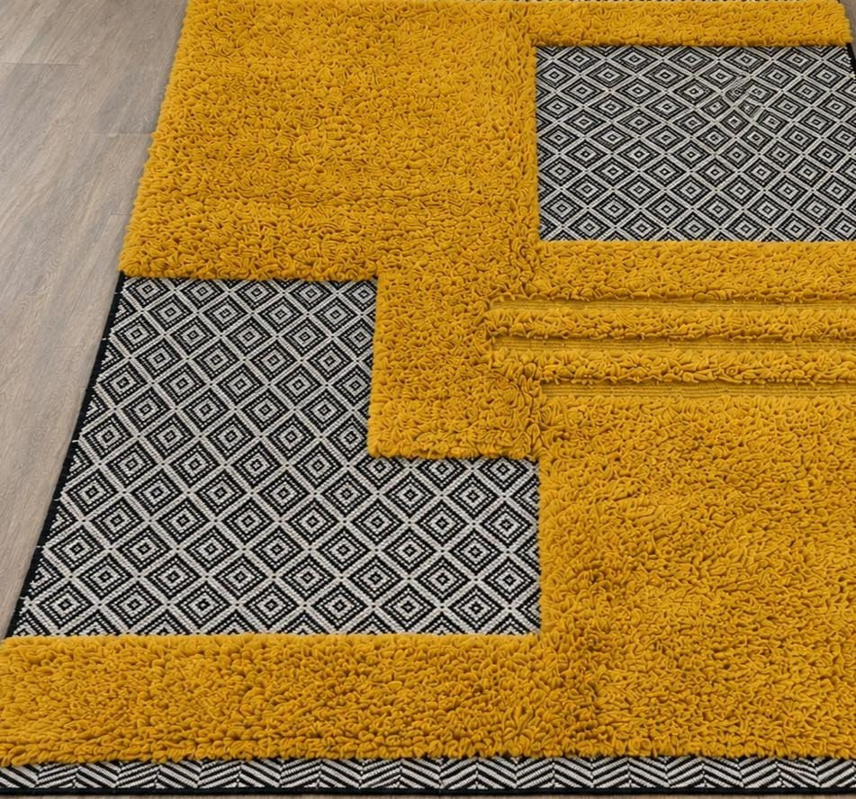 Gros plan sur la laine du tapis berbère Ilzan, poil moutarde noué à la main