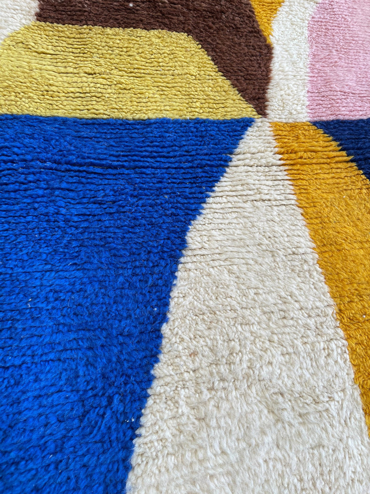 Gros plan sur la laine du tapis berbère Amloun, laine de mouton au poil moyen, multicolore