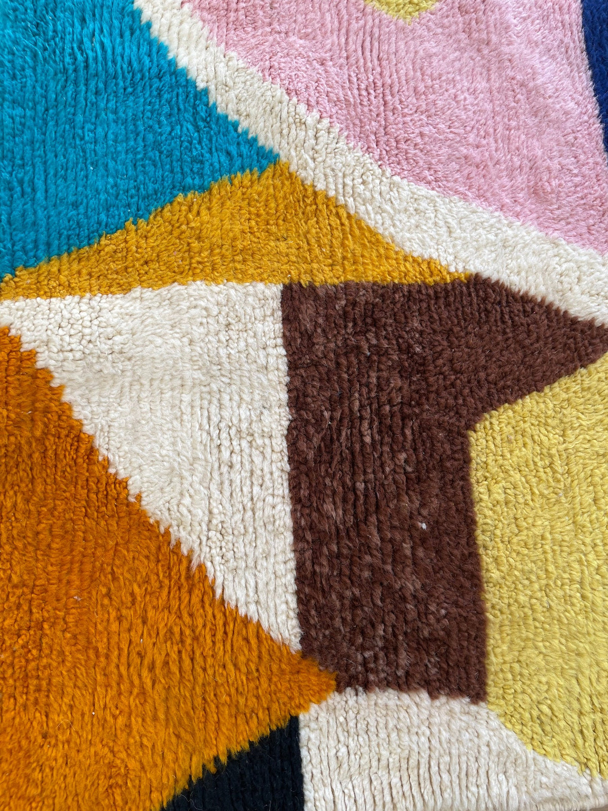 Gros plan sur la laine du tapis berbère Amloun, texture de la laine naturelle et nuances du poil, vue 7