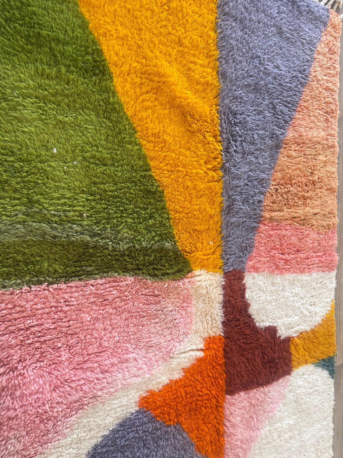 Gros plan sur la laine du tapis berbère Aseggas, laine de mouton au poil long, multicolore