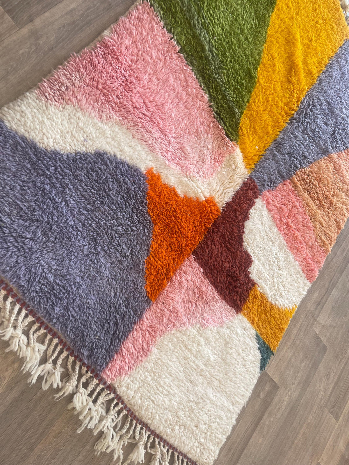 Gros plan sur un détail du tapis berbère Aseggas, nuances de la laine et du motif de près