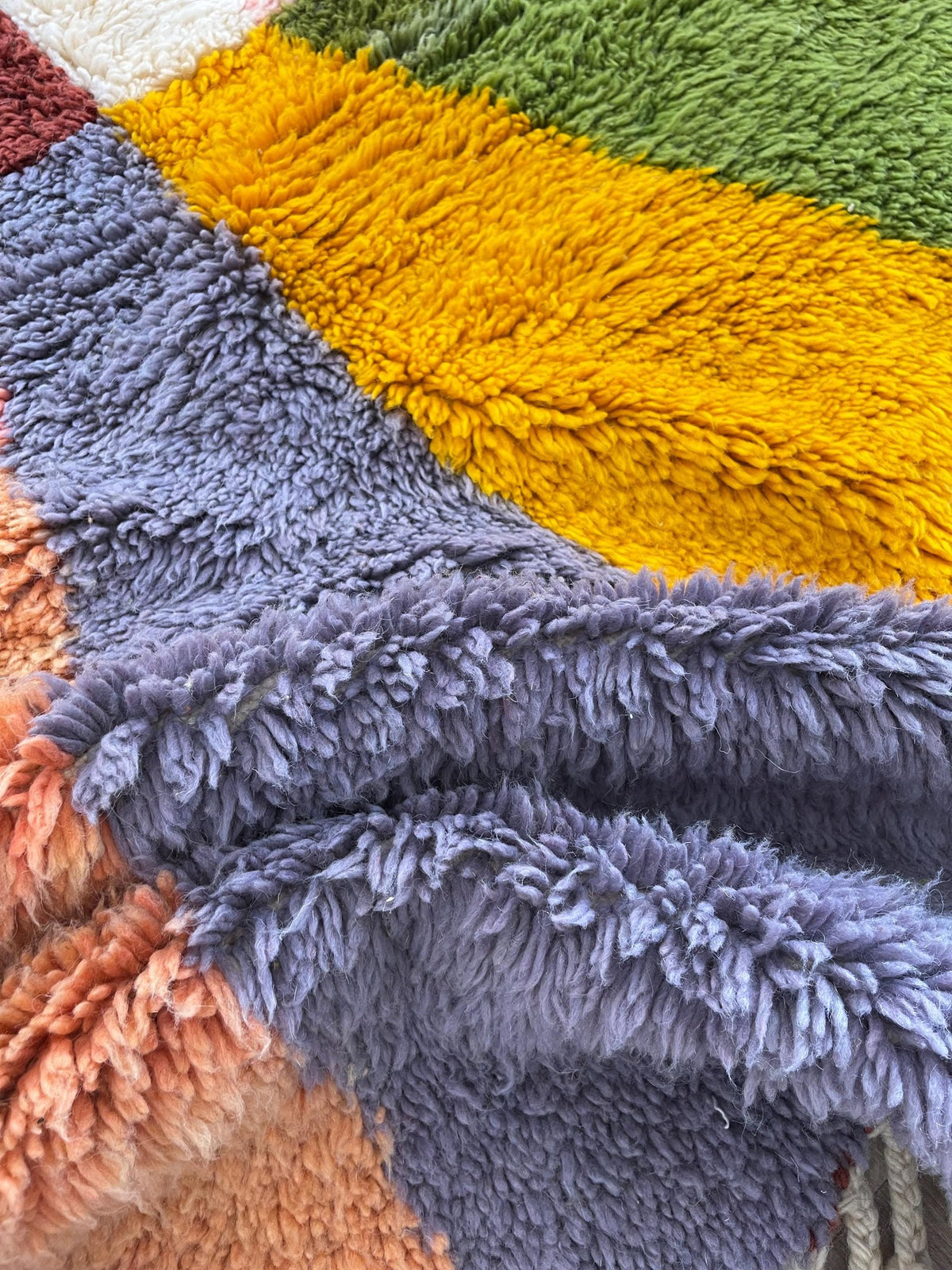 Gros plan sur la laine du tapis berbère Goulmima, texture de la laine naturelle et nuances du poil