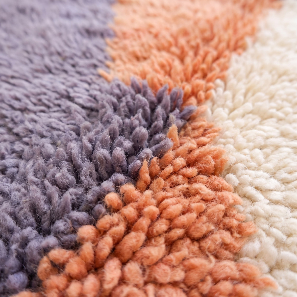 Gros plan sur un motif du tapis berbère Goulmima, quatre grands triangles en éventail vers un bout