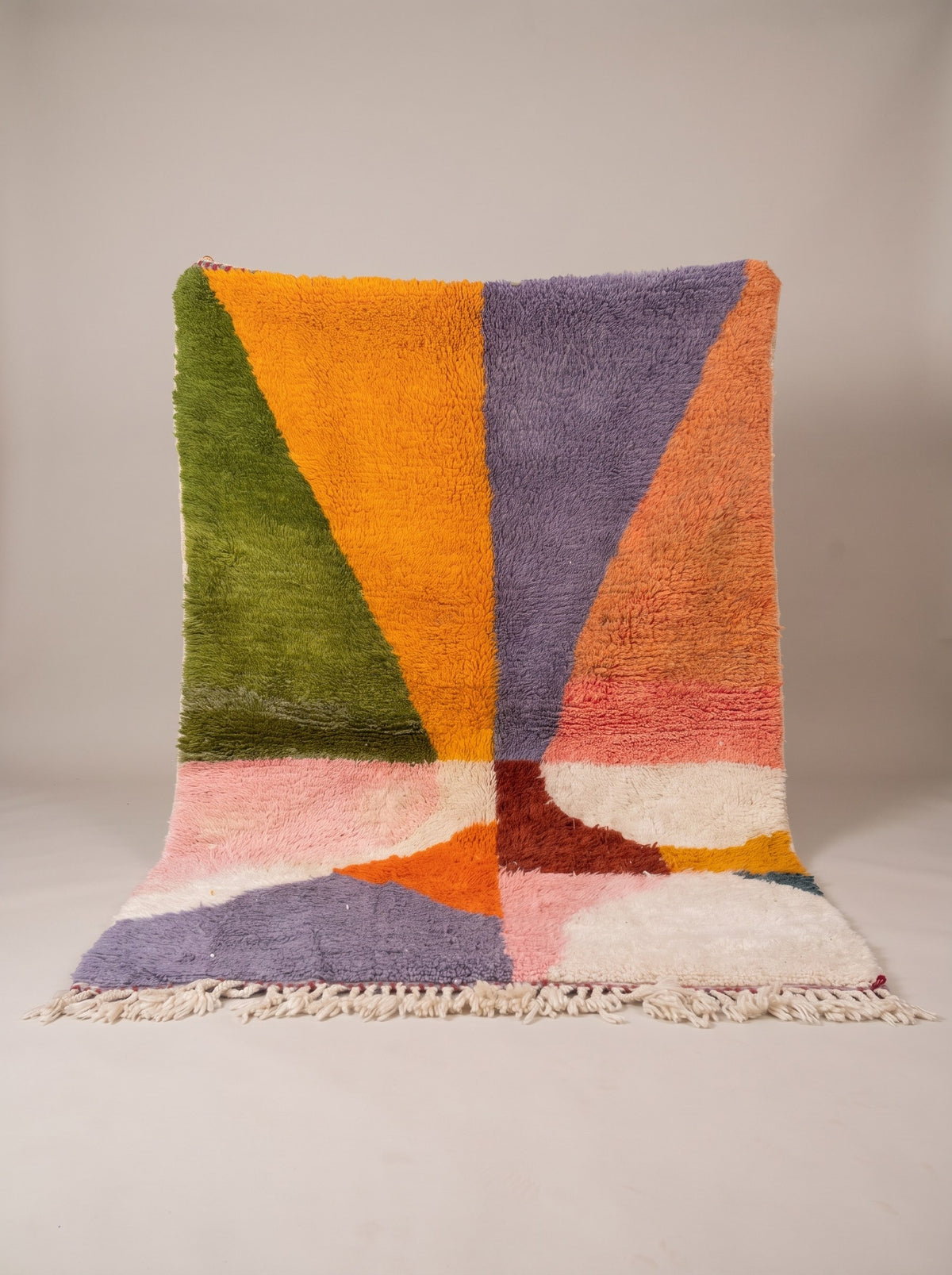 Tapis berbère graphique multicolore Goulmima suspendu, pièce unique nouée main au Maroc