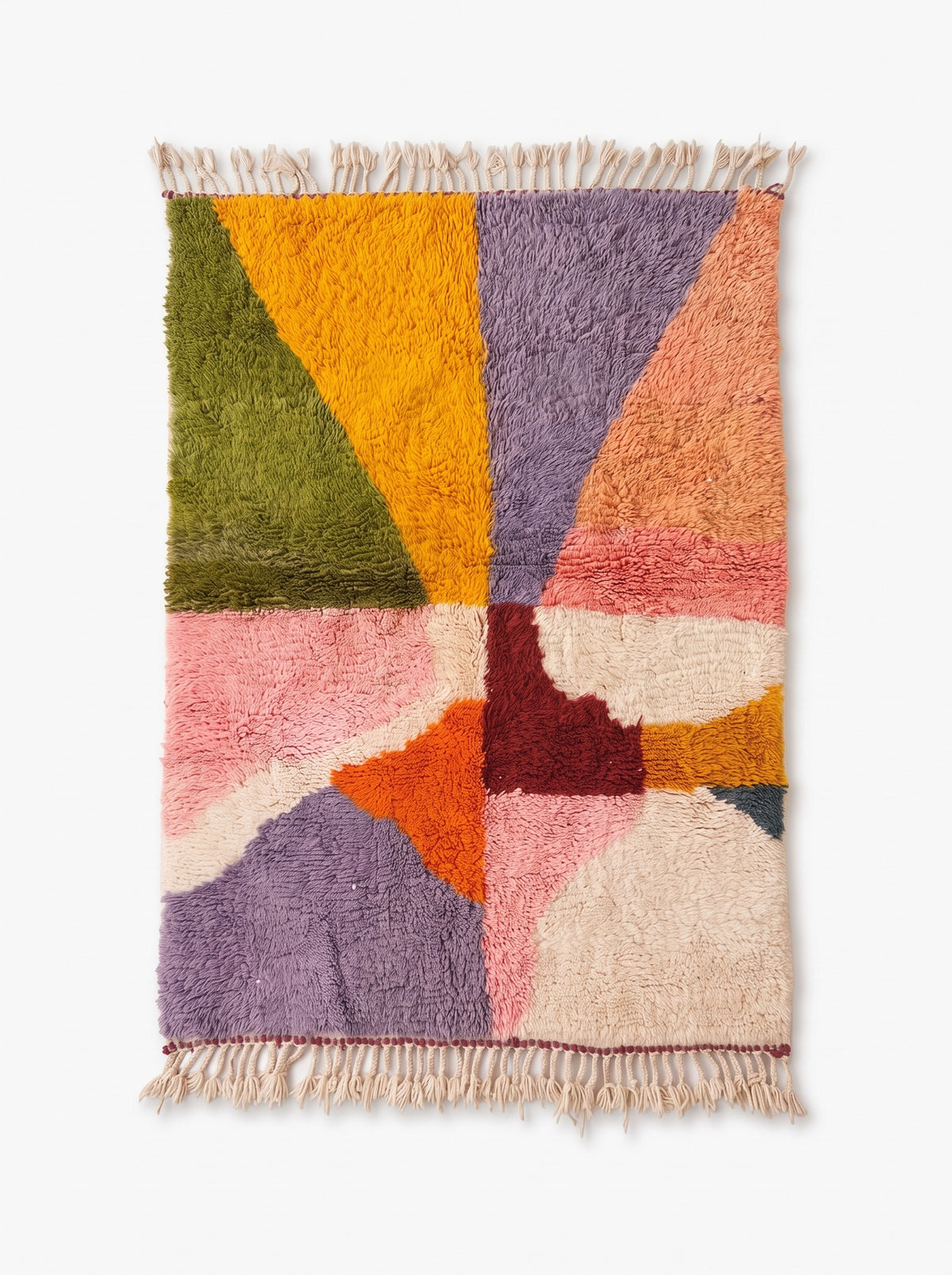 Tapis berbère graphique multicolore Goulmima vu à plat, quatre grands triangles en éventail vers un bout, franges écrues
