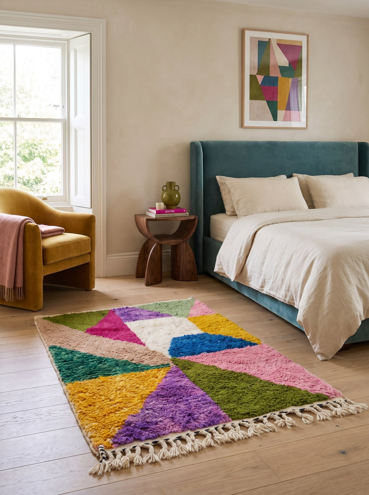 Tapis berbère graphique multicolore Mezrouan dans une chambre, noué main au Maroc
