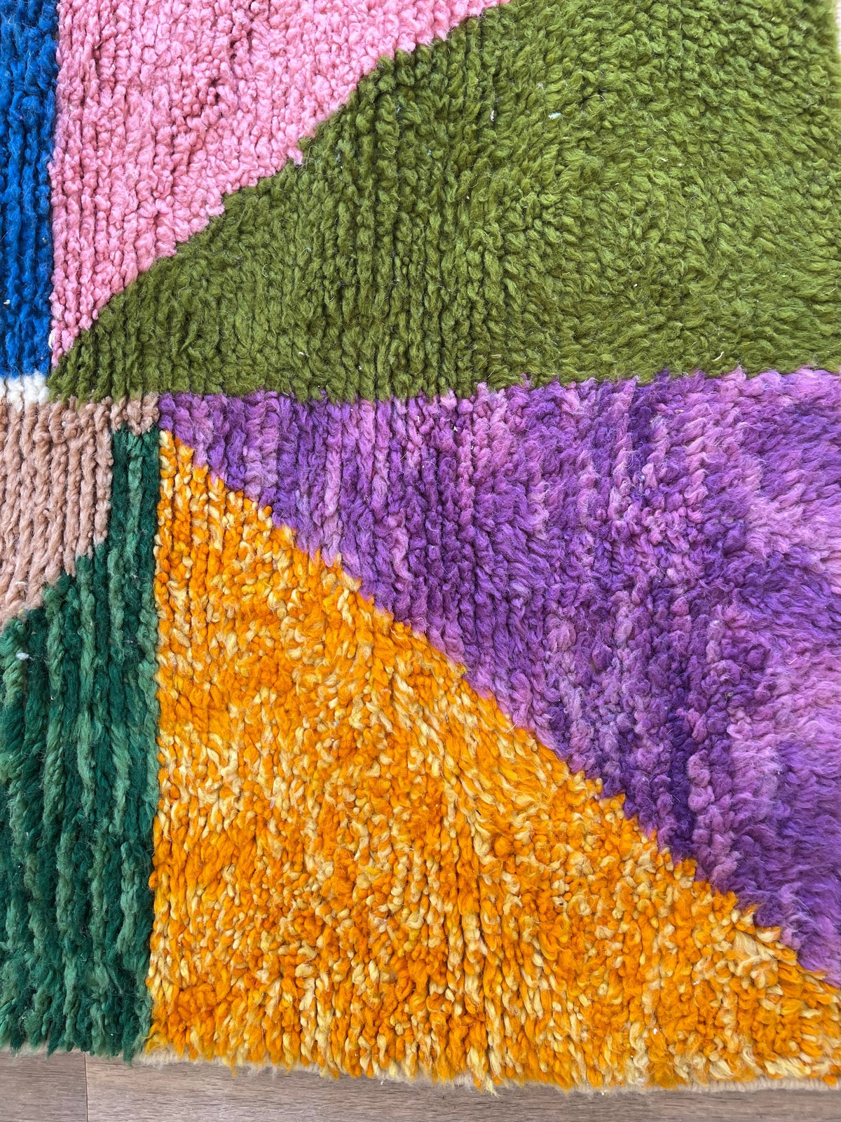 Gros plan sur la laine du tapis berbère Mezrouan, nœuds serrés et tracé du motif de près, vue 6