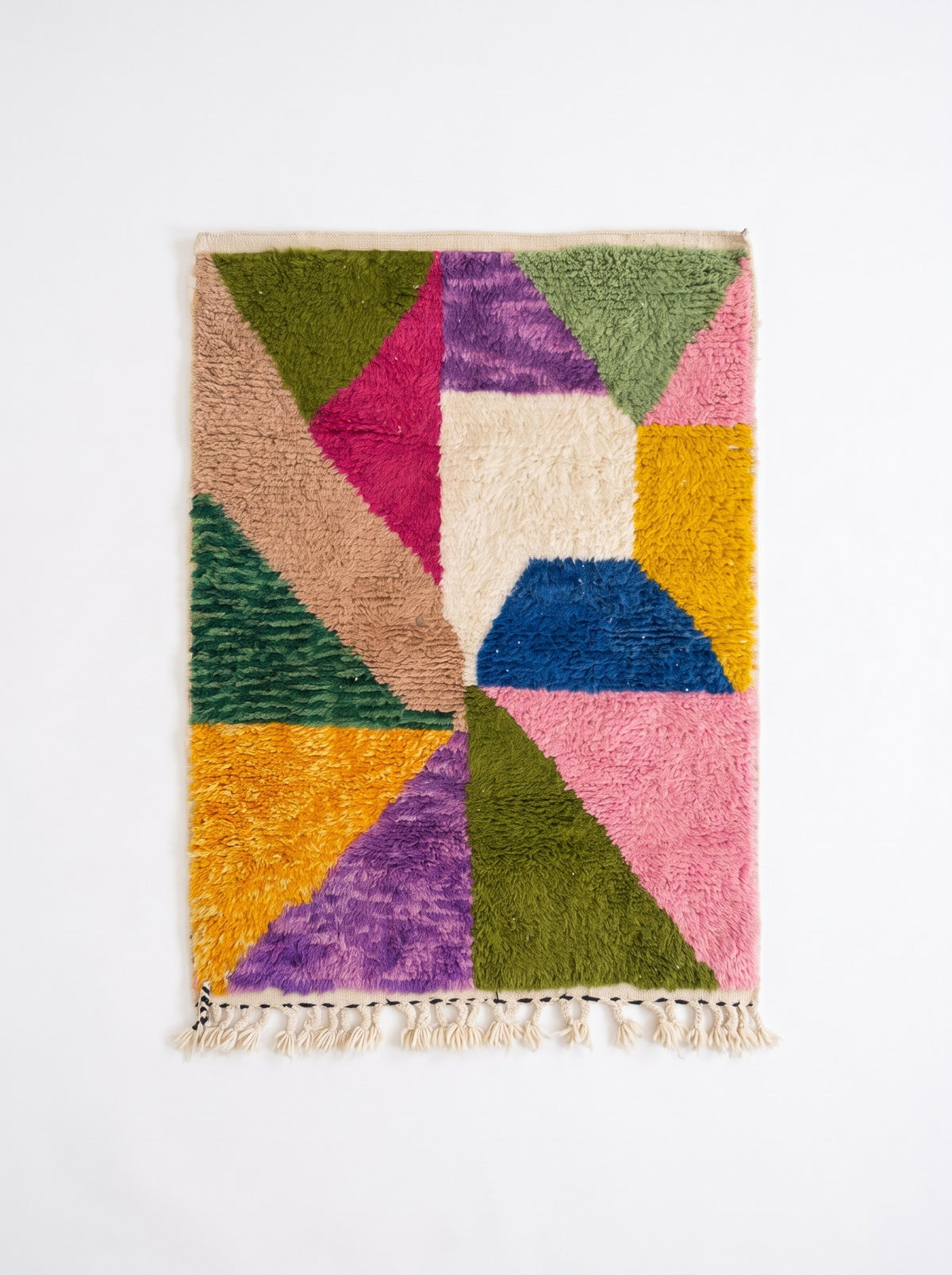 Tapis berbère graphique multicolore Mezrouan vu à plat, triangles colorés en éventail, en haut olive