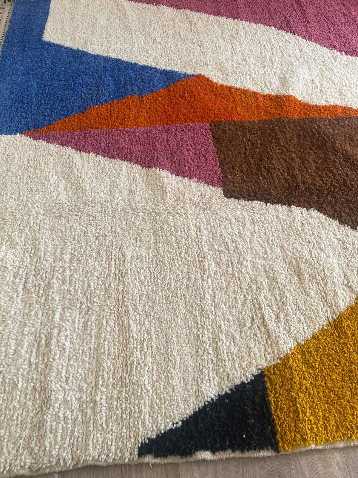 Gros plan sur un détail du tapis berbère Nassour, tracé irrégulier du motif fait main