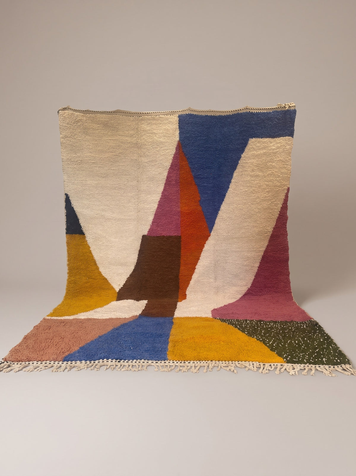 Tapis berbère graphique multicolore Nassour suspendu, pièce unique nouée main au Maroc