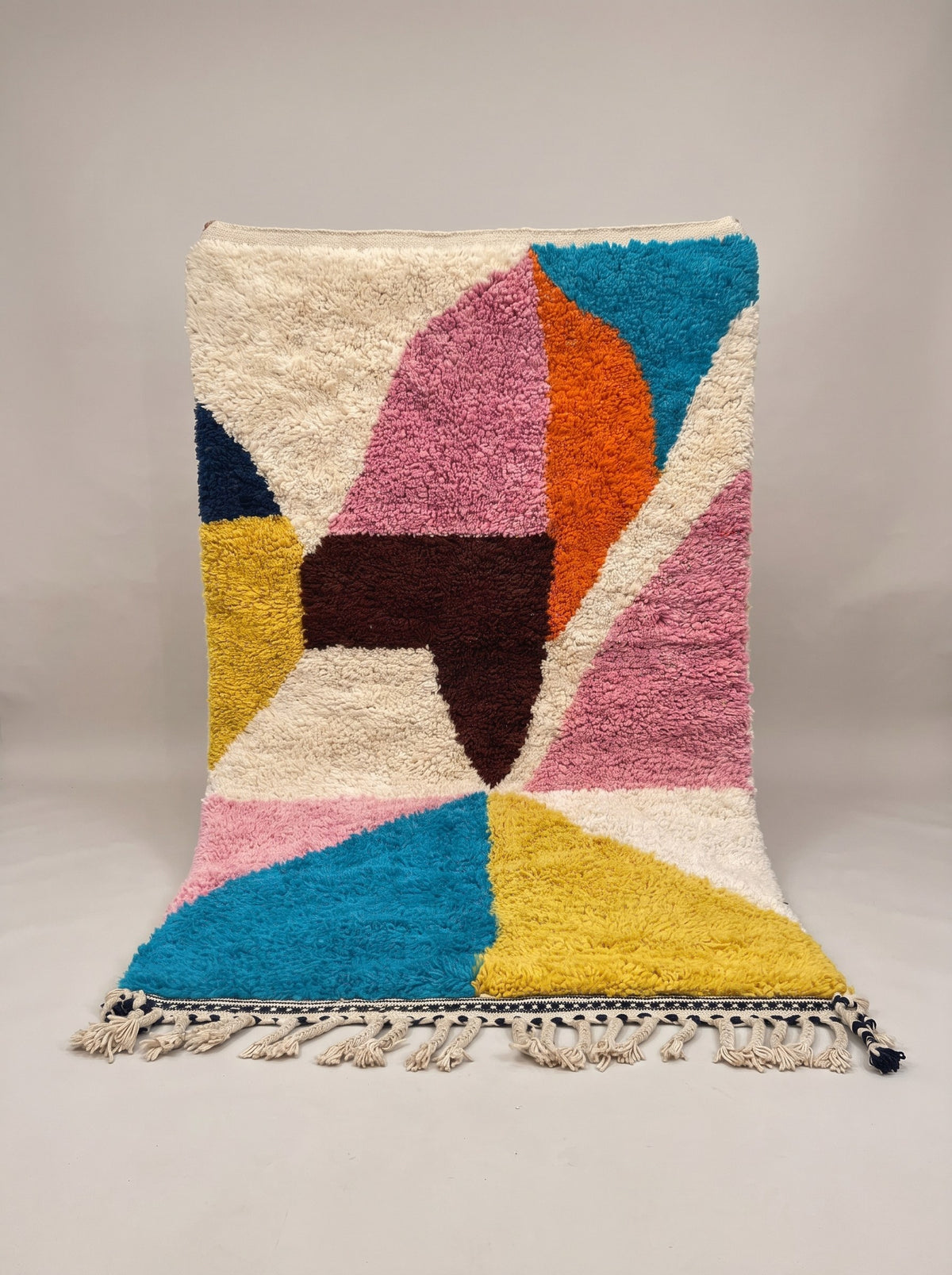 Tapis berbère graphique multicolore Tafaska suspendu, pièce unique nouée main au Maroc