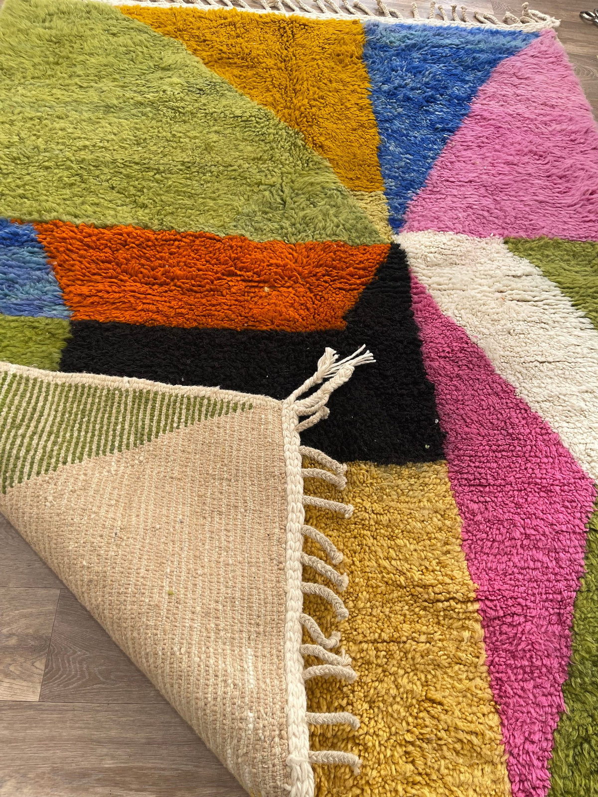Gros plan sur l'envers du tapis berbère Tidiquin, nœuds visibles sur la chaîne de coton, sans dossier