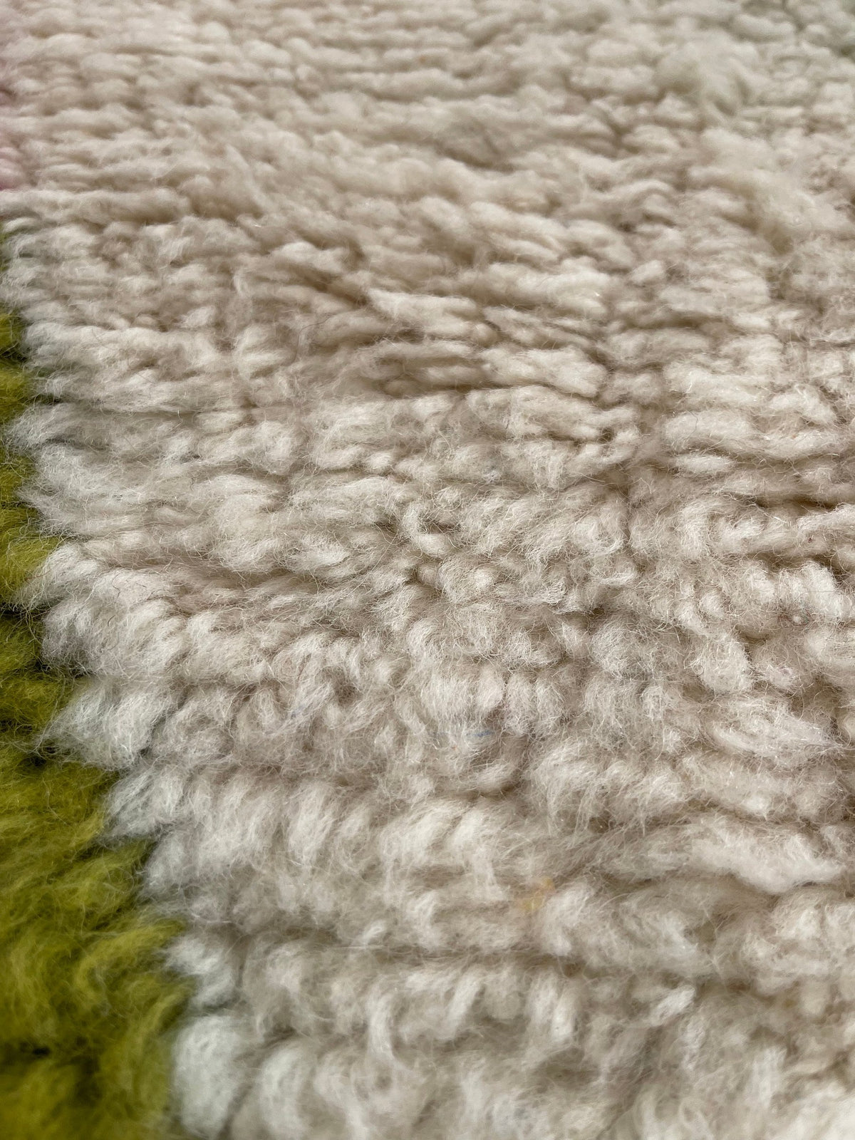 Gros plan sur la laine du tapis berbère Tidiquin, nœuds serrés et tracé du motif de près