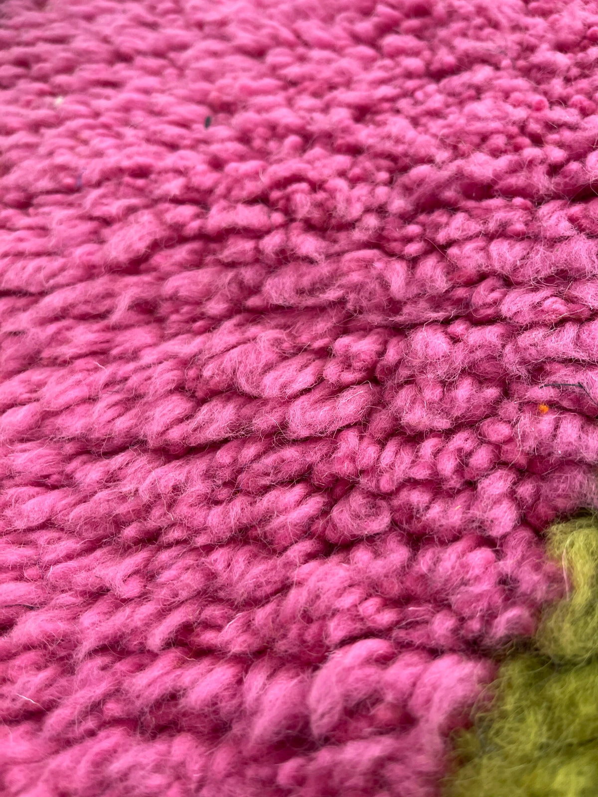 Gros plan sur la laine du tapis berbère Tidiquin, poil multicolore noué à la main