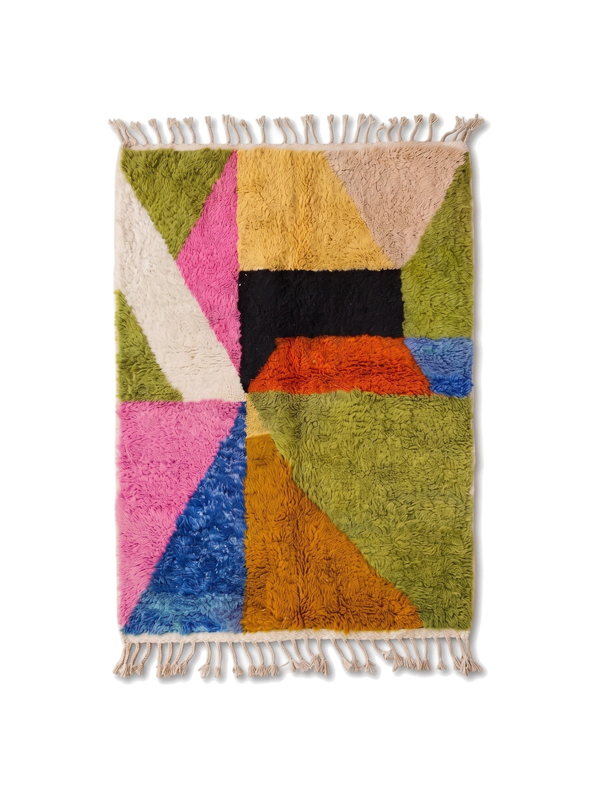 Grafischer bunter Berberteppich Tidiquin, flach ausgelegt, Patchwork aus großen Dreiecken in Grün, Senf, Rosa, Blau, Ecru-Fransen