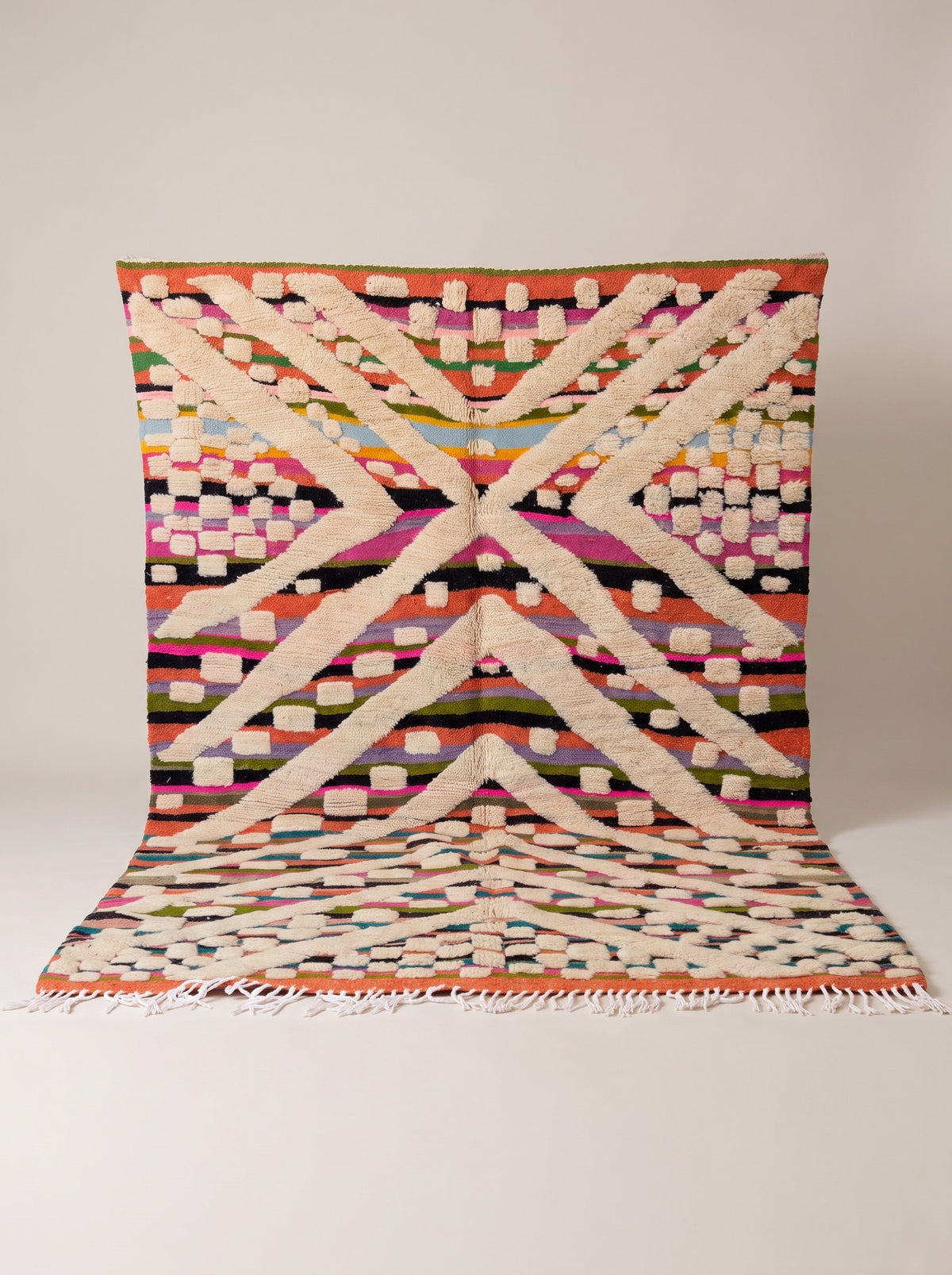 Tapis berbère graphique multicolore Yebrir suspendu, pièce unique nouée main au Maroc