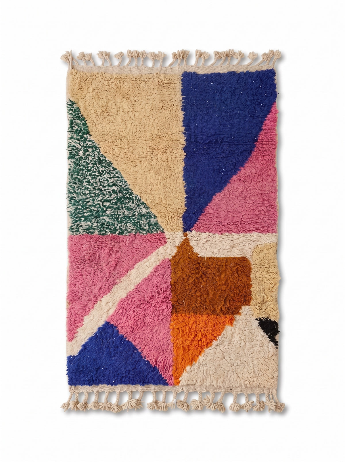 Tapis berbère graphique multicolore Yennayer vu à plat, rayons triangulaires issus d'un point sous le centre